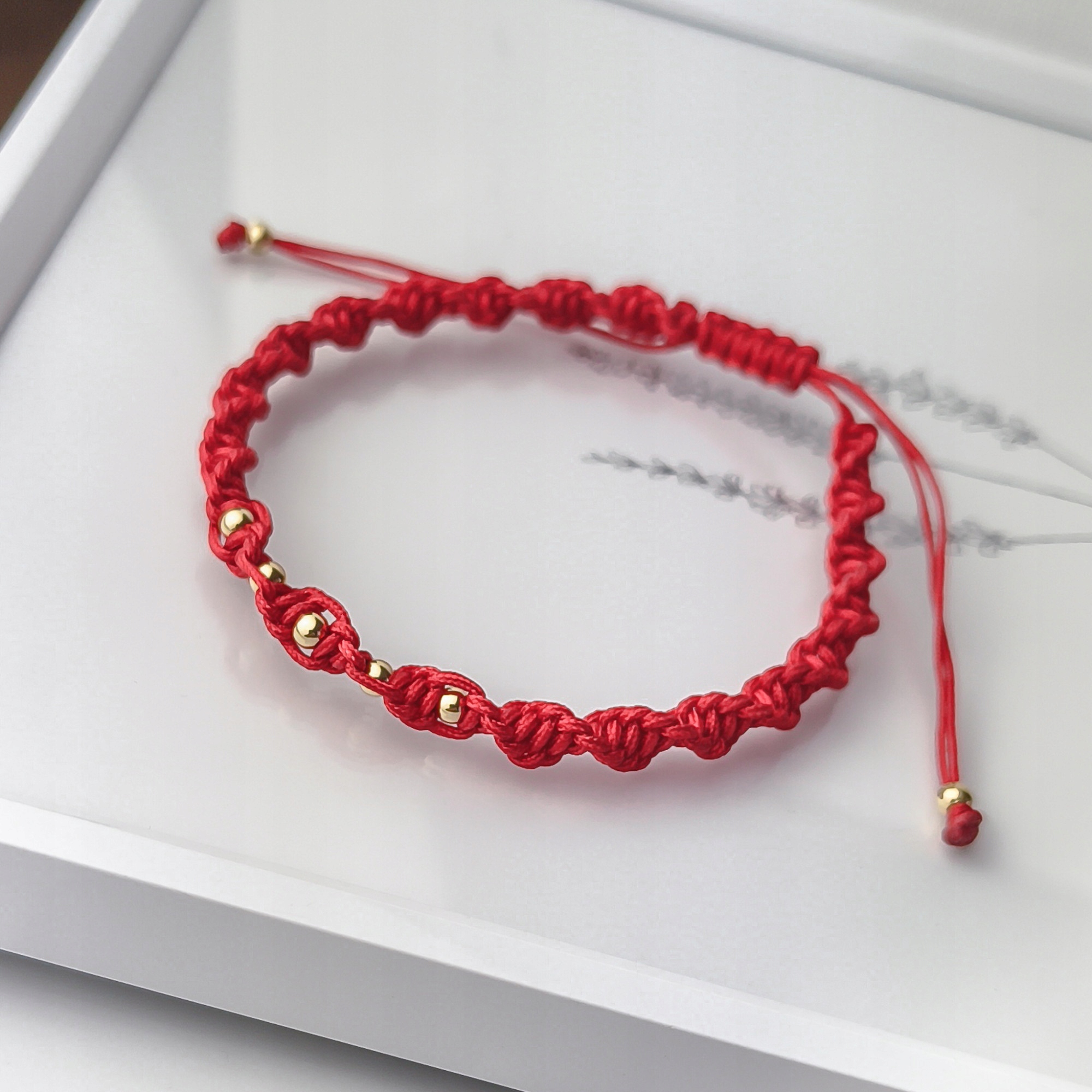 Náramek na červené šňůře se zlatými kuličkami pr. 585