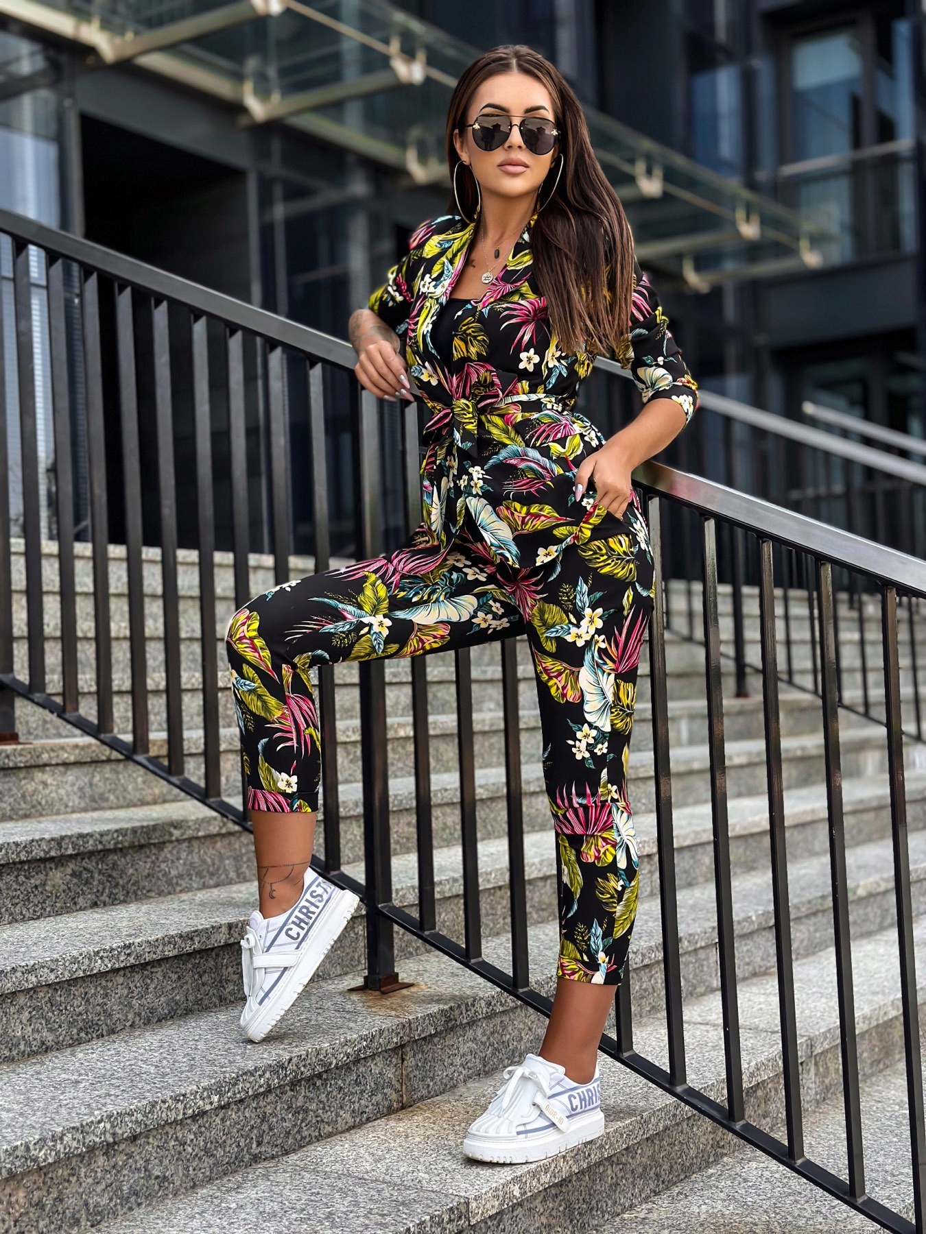 0013 Komplet 2-częściowy z paskiem Styl miejski, czarny w kolorowe liście