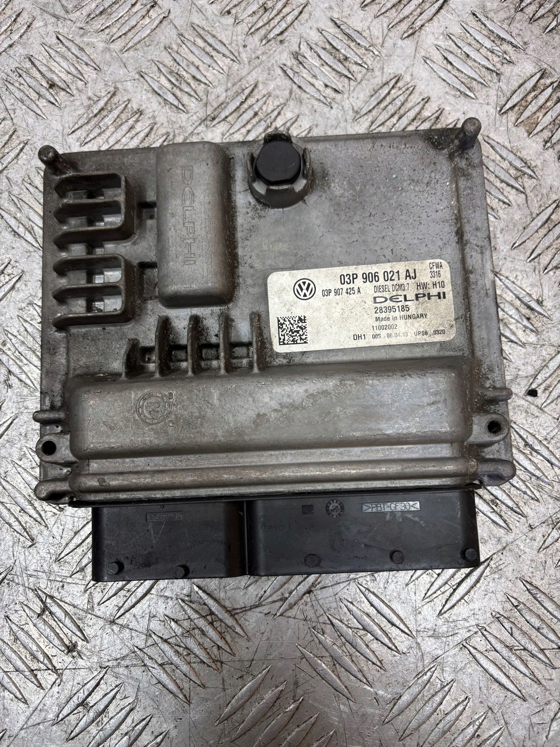 control unit of the engine computer VW POLO 6R 1.2 TDI 03P906021AJ