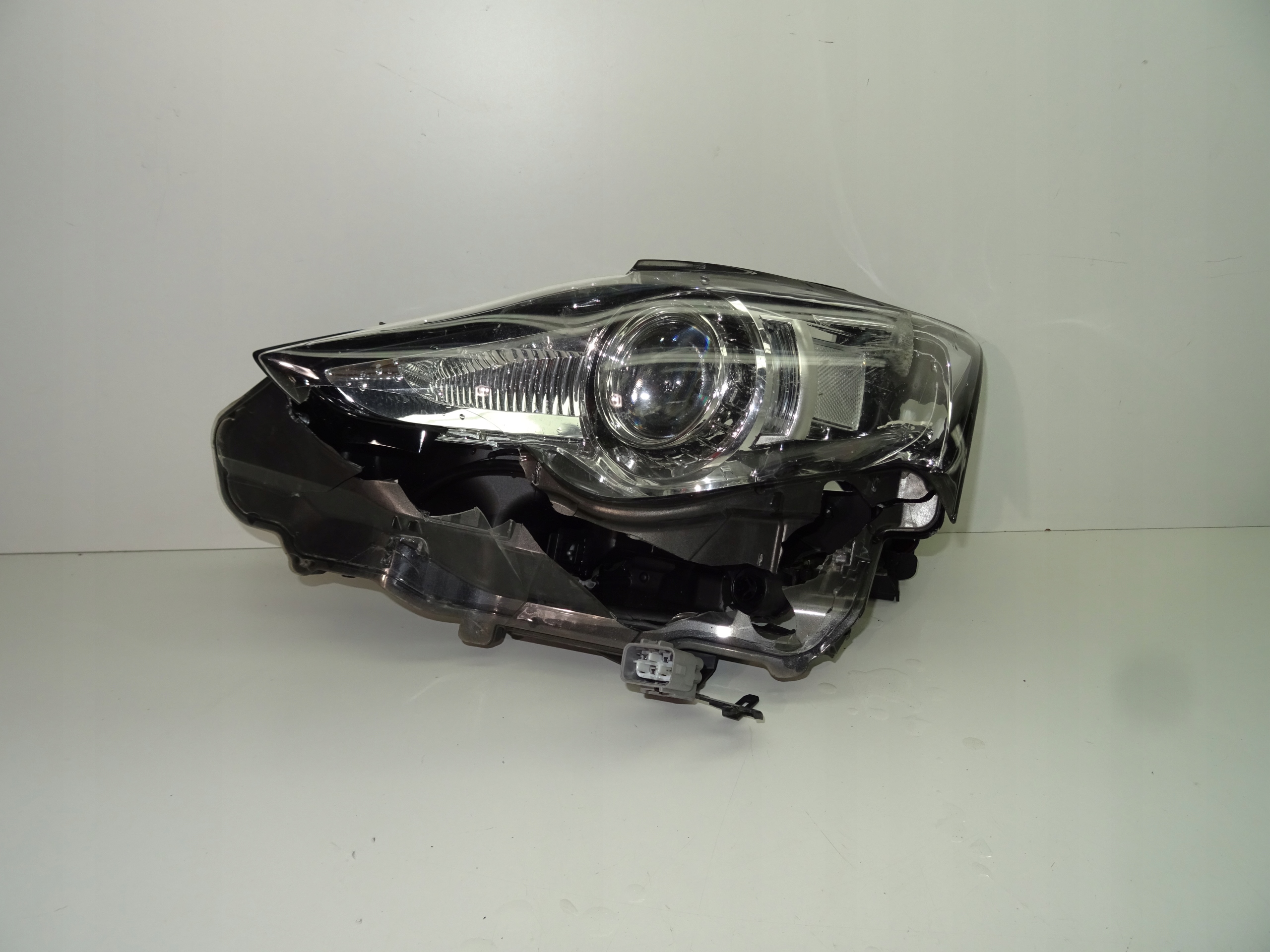 LEXUS IS III ФАРИ ЛІВИЙ ПЕРЕД