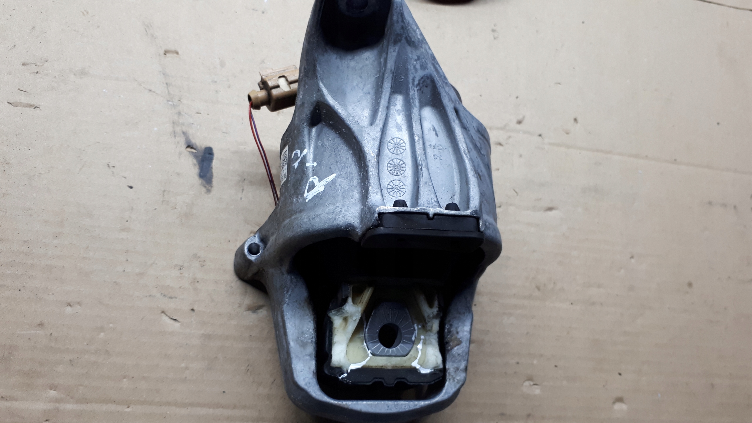 A4 B9 лифт подушка двигателя 2.0 TDI A5 8W0199371CS