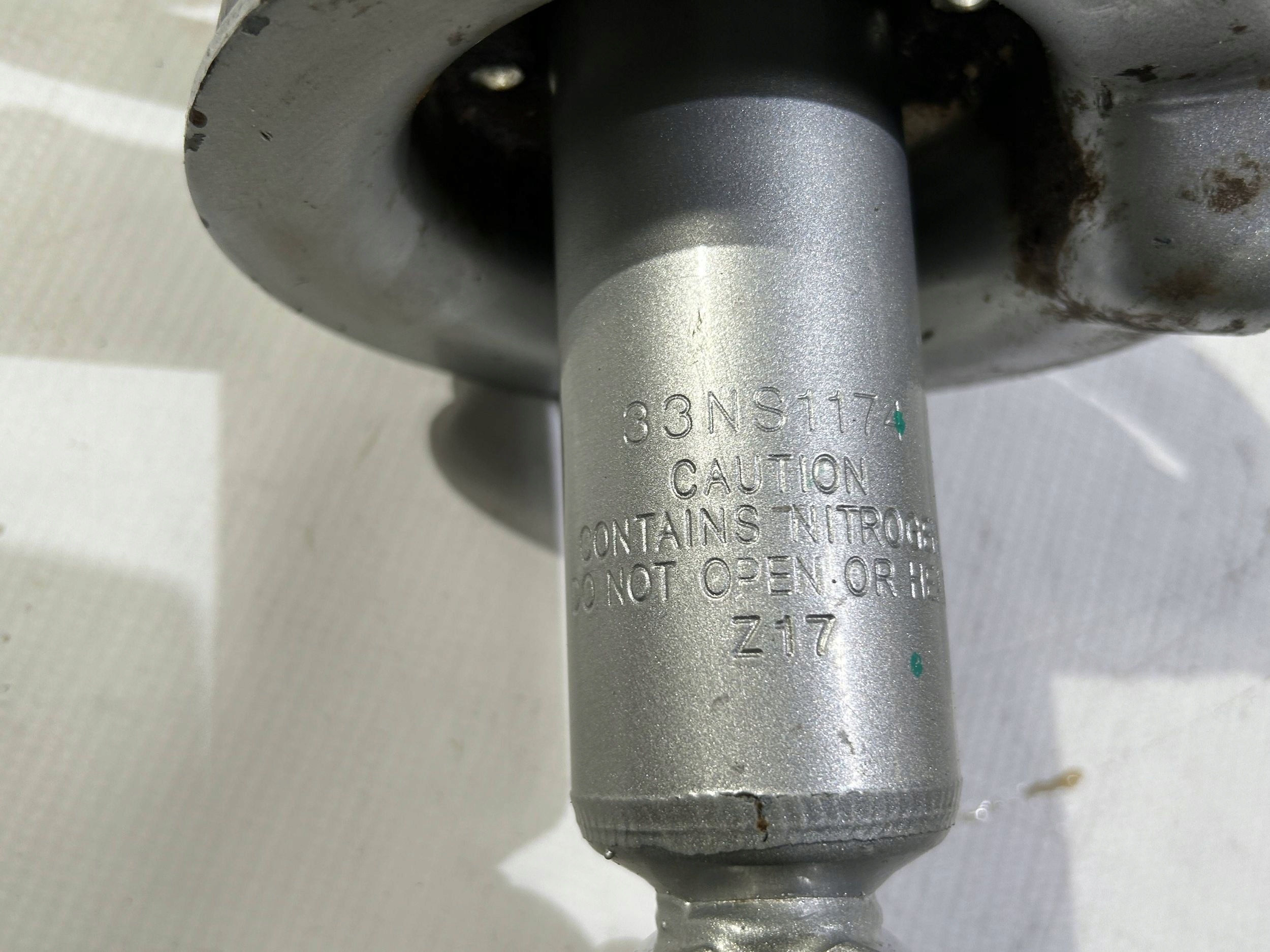 shock absorber front front right Nissan Titan 2016r