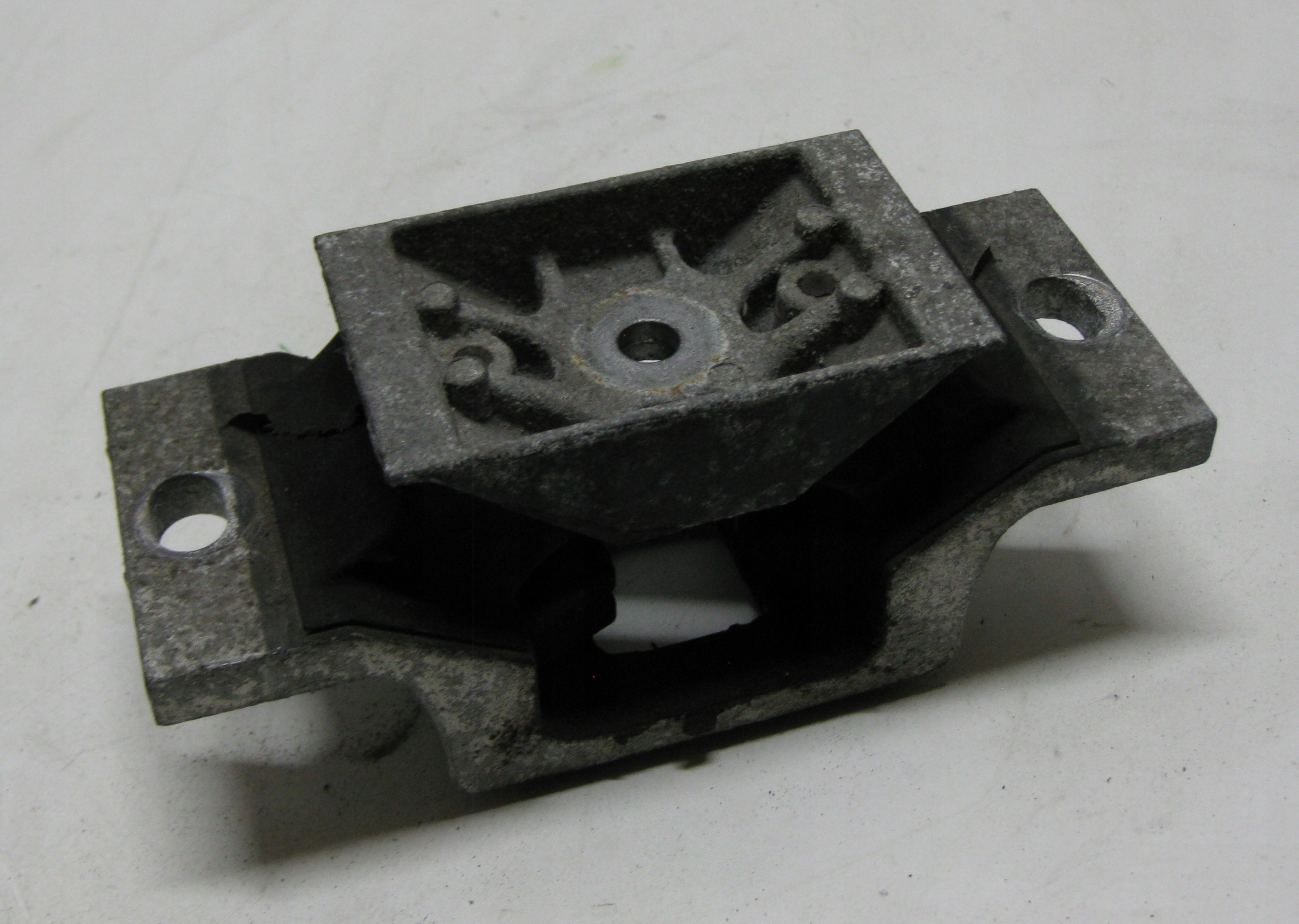 RENAULT MASTER III LIFT engine mount 8200676857