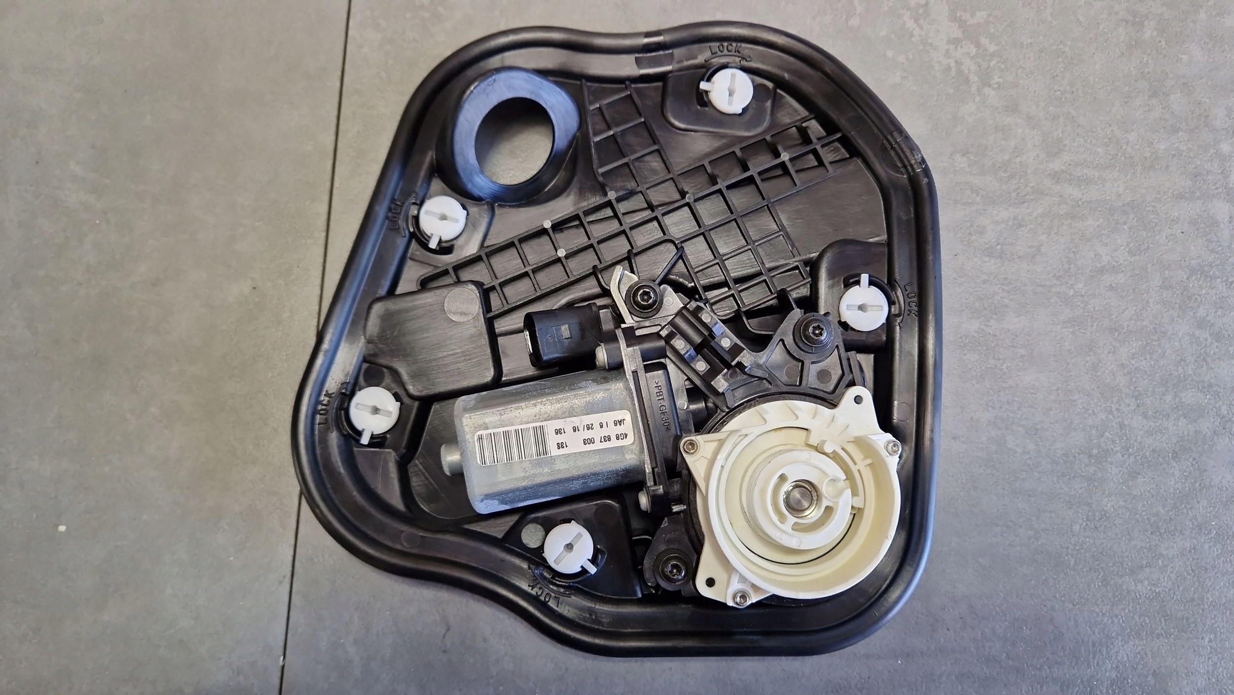 Audi A7 4G 2016 DOCIAG door left front 4G8837003