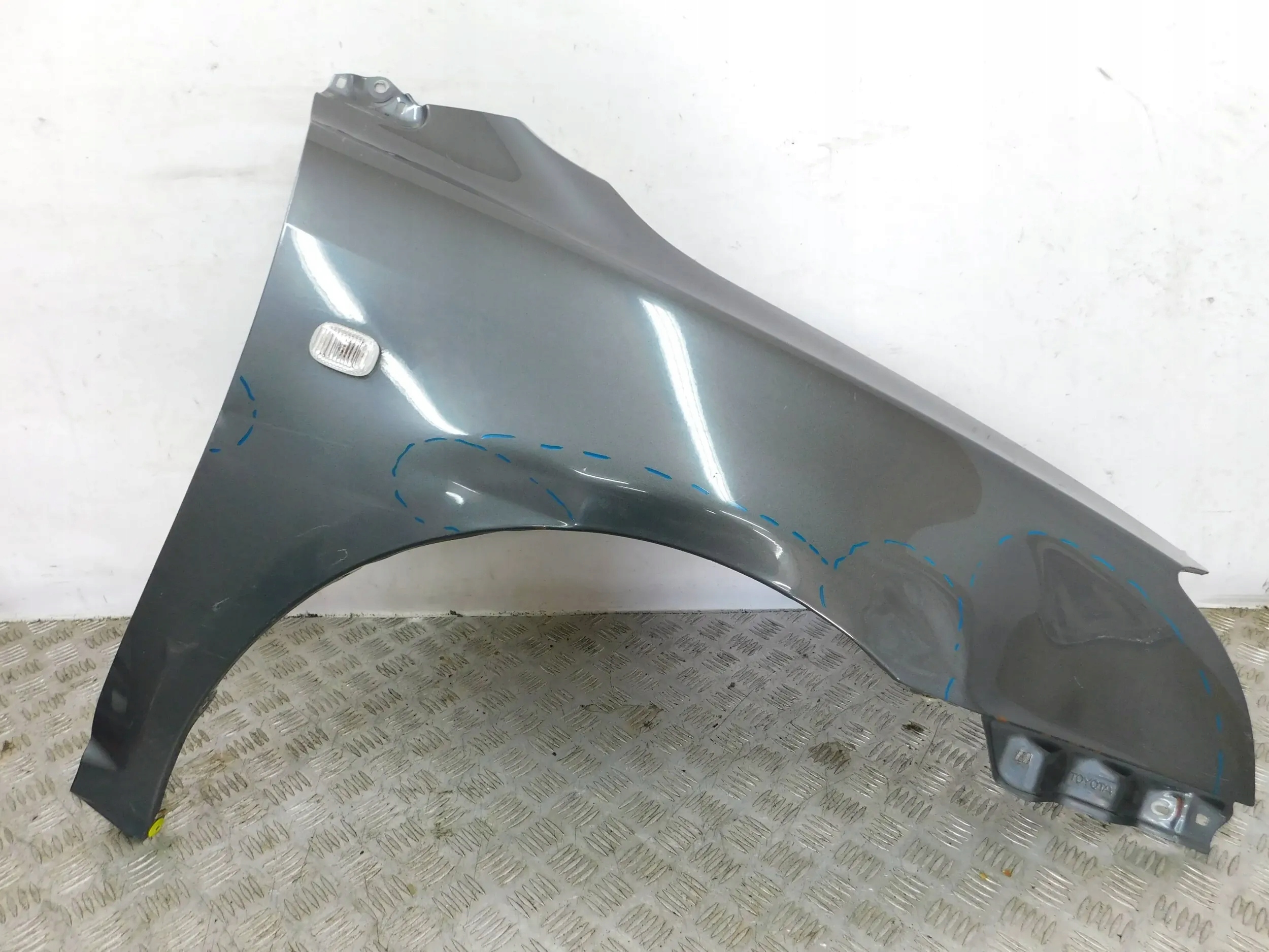 fender front front right TOYOTA AVENSIS T25