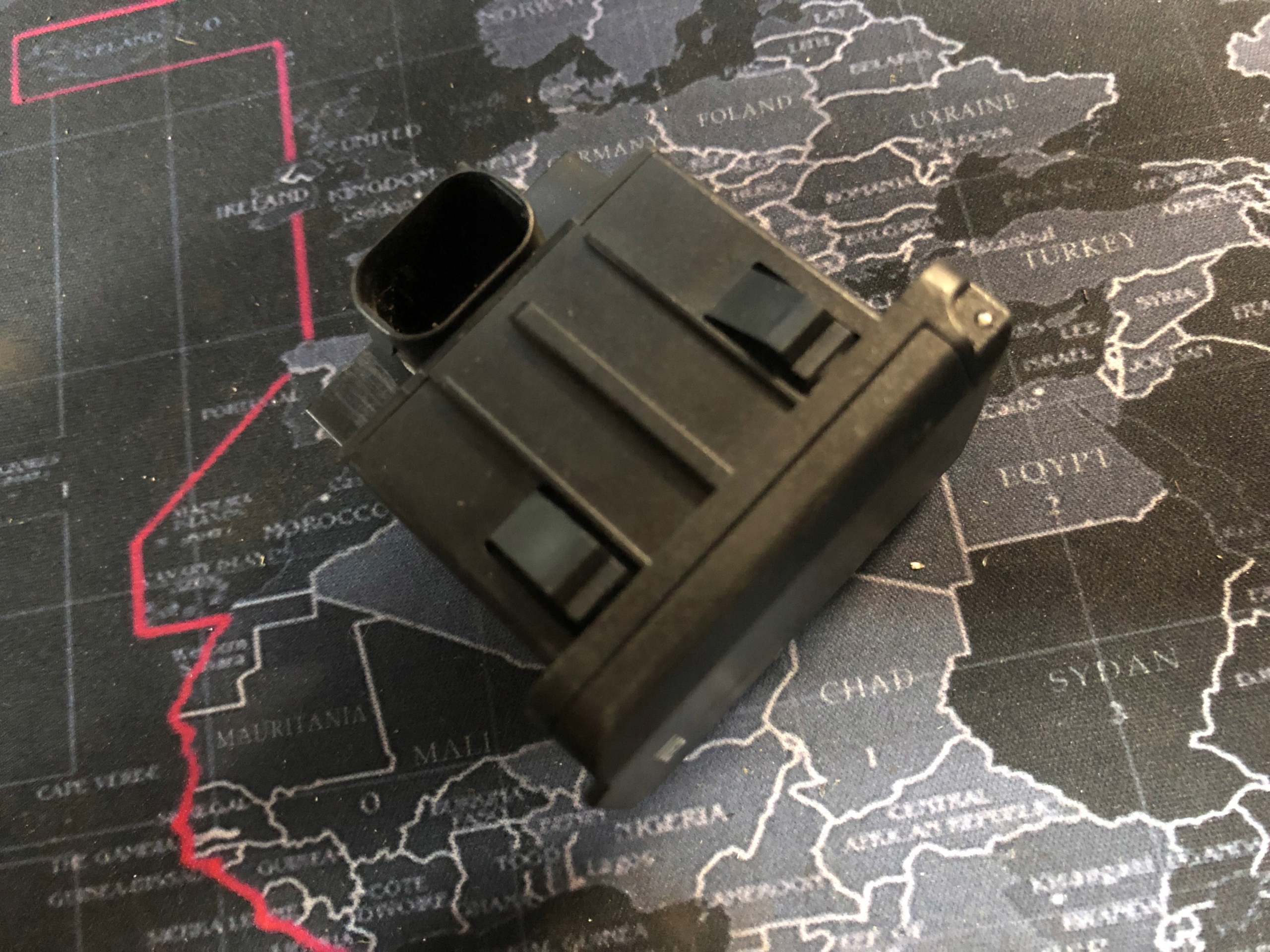 MERCEDES GNIAZDO PRZETWORNICY 230V 0008201705 Typ samochodu Samochody osobowe