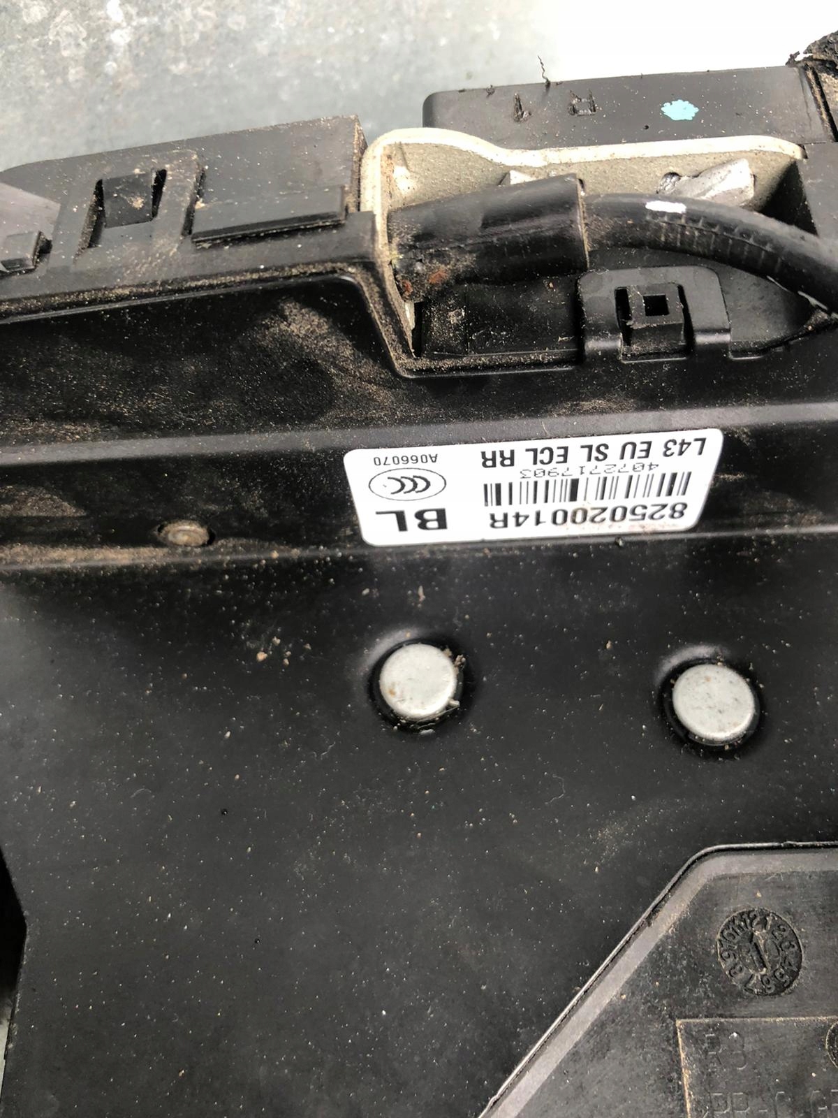 lock right rear part LATITUDE 825020014R