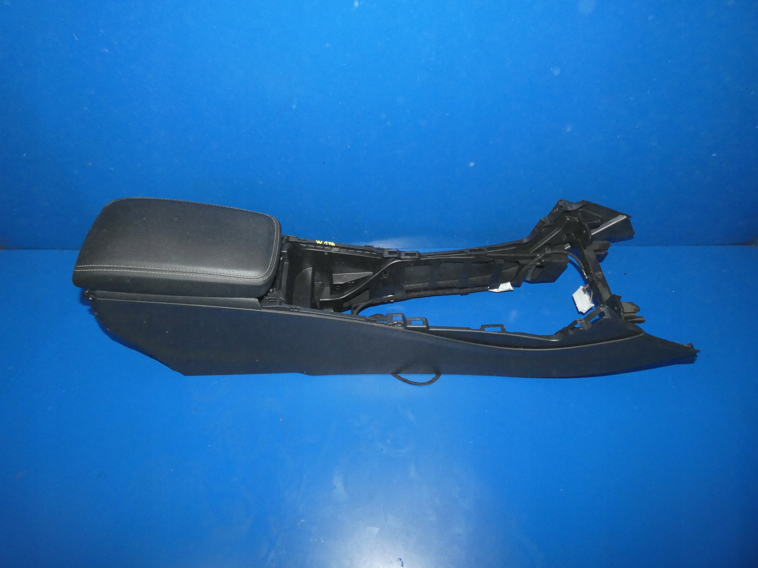 A KLASA W176 Armlehne vorne TUNEL mitte