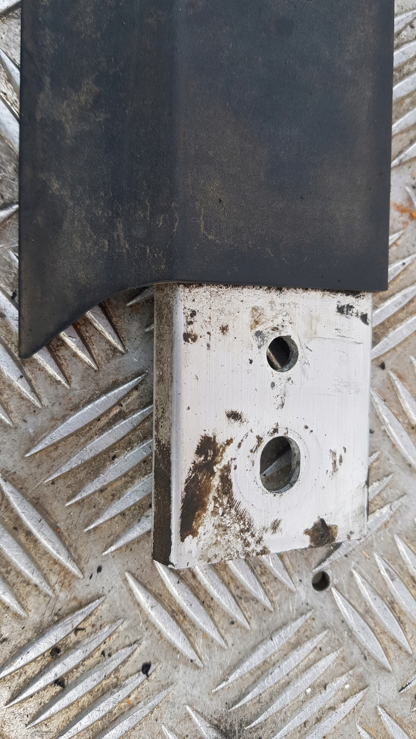 AUDI A4 B6 console brace 8E0825212B