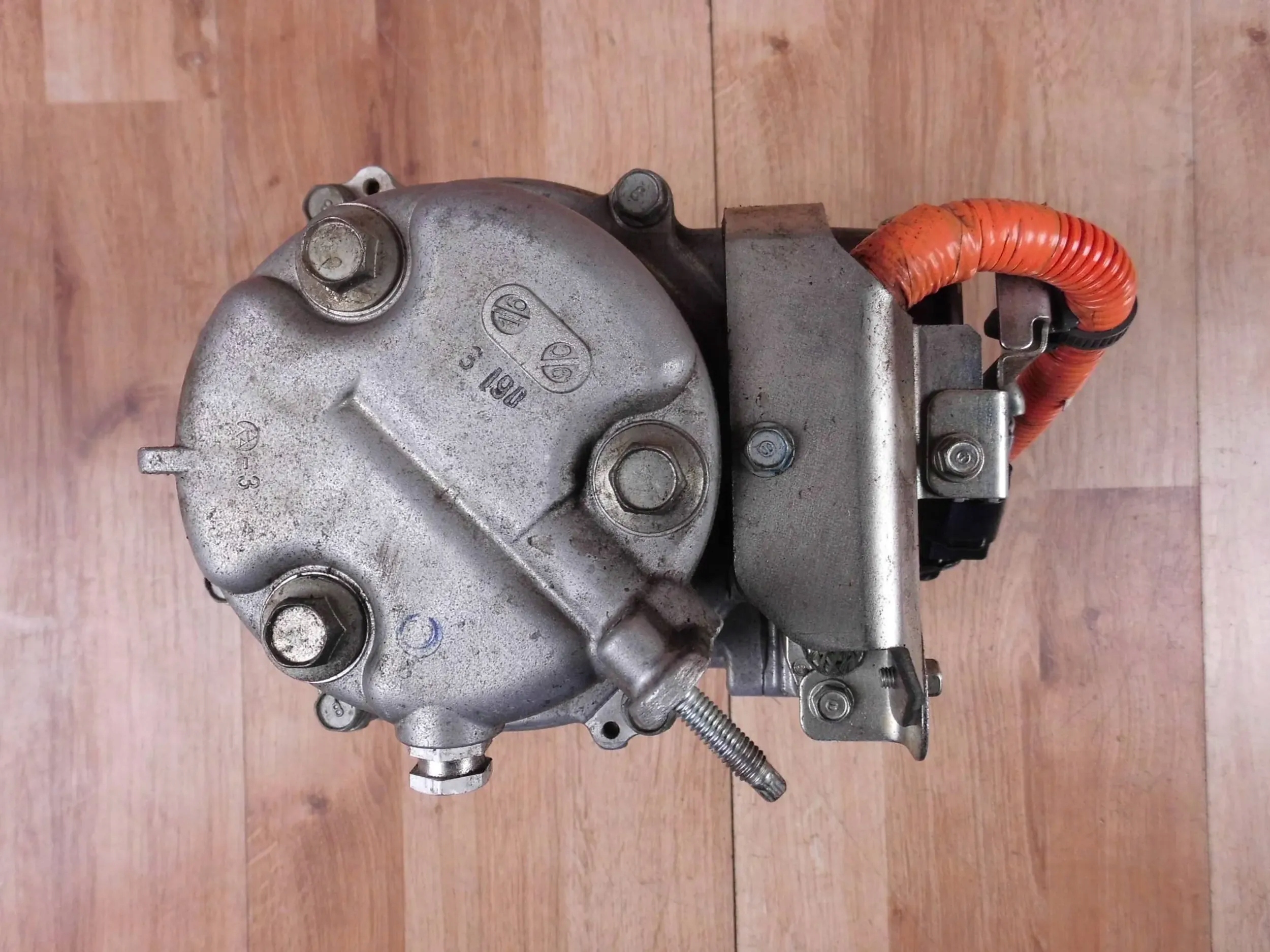 Mitsubishi Outlander III 2.0 2.4 PHEV compressor of the air conditioning compressor;