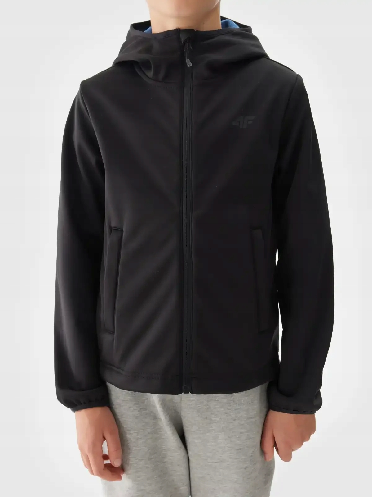KURTKA PRZEJŚCIOWA CHŁOPIĘCA 4F SOFTSHELL SPORTOWY Z KAPTUREM AW24M269 Wiek dziecka 5 lat +