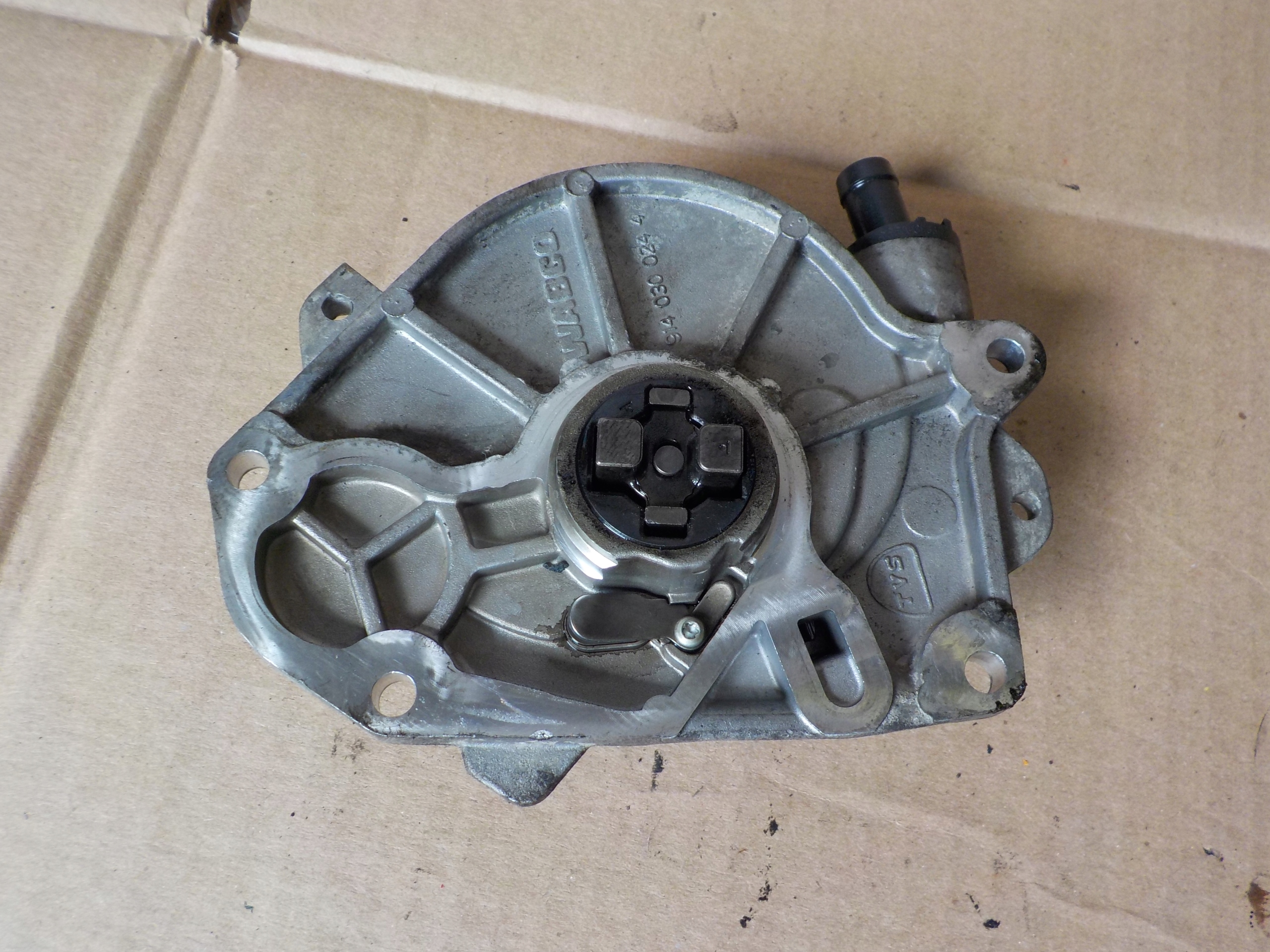VW GOLF V 1.6 TDI pump VACUM 03L145100B