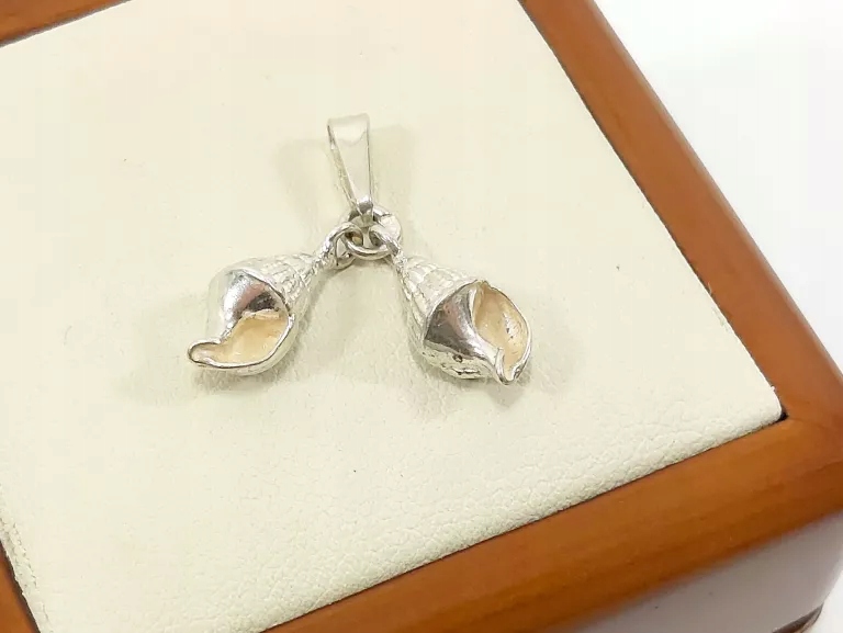 NIESAMOWITA SREBRNA ZAWIESZKA Z MUSZELKAMI P.925