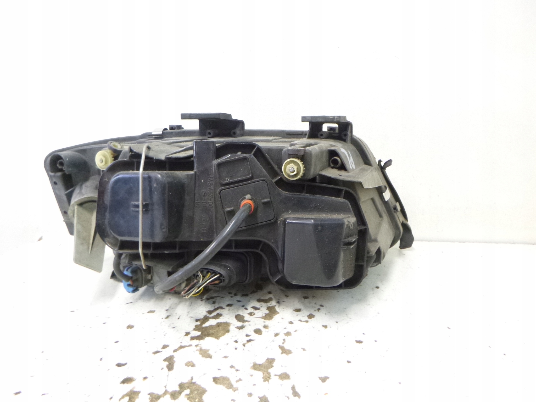 light front left Audi A6 C5 Xenon 2000r. HELLA