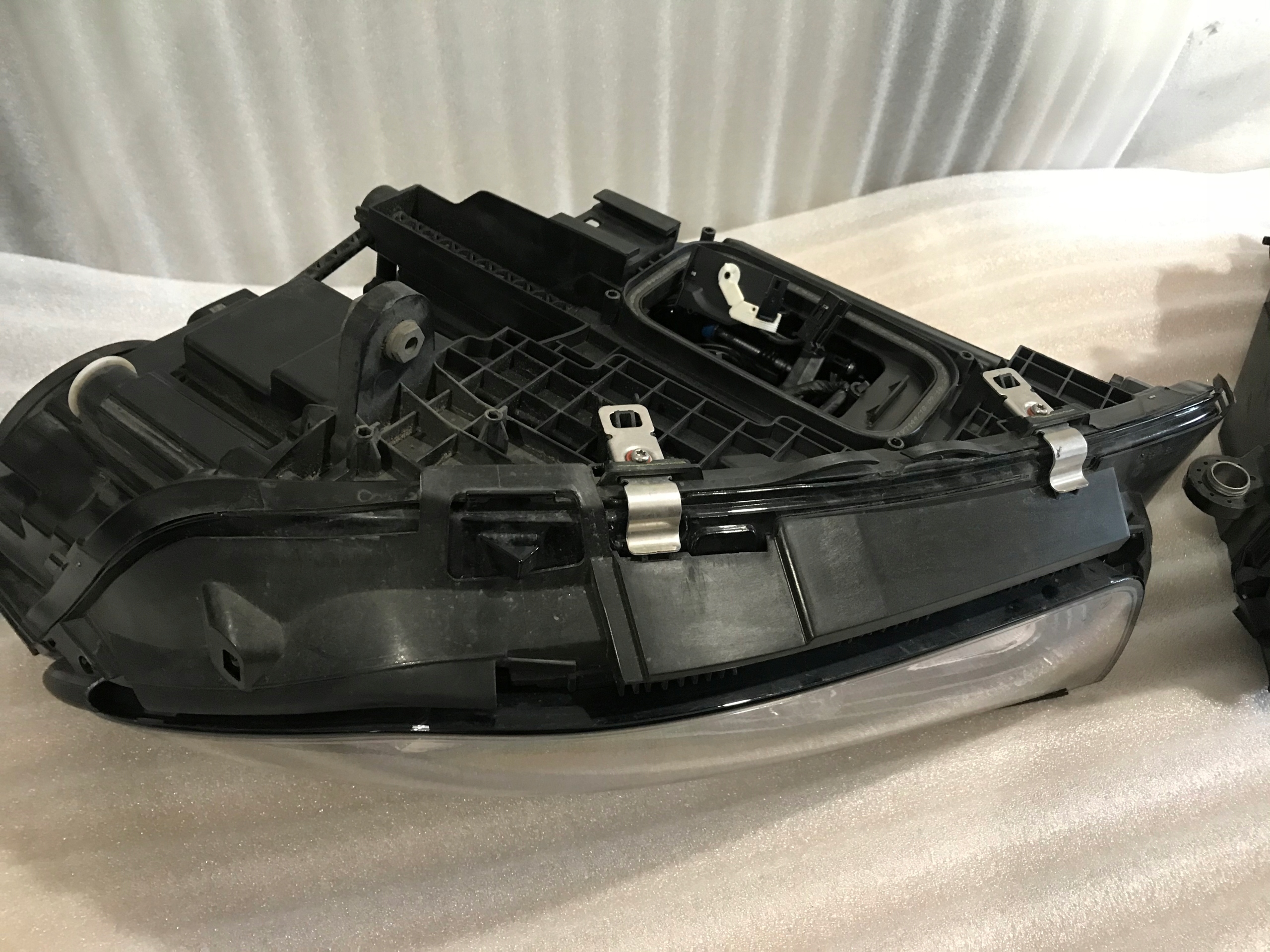 KOMPLET LAMP PRZÓD MERC GLE ML 167 MULTIBEM 2019 Informacje dodatkowe silniki regulacji w zestawie