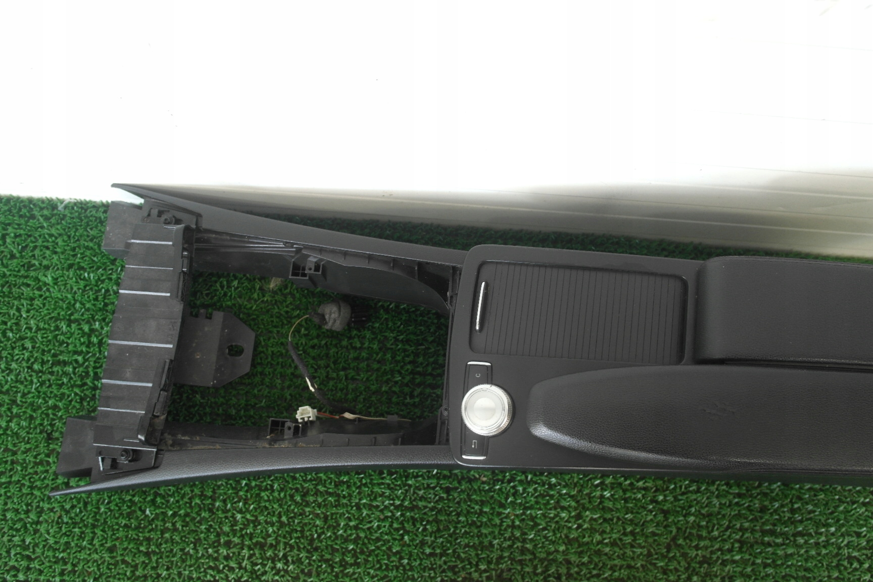 MERCEDES E-KLASA W207 09-16 TUNEL central PANEL armrest EUROPA OE