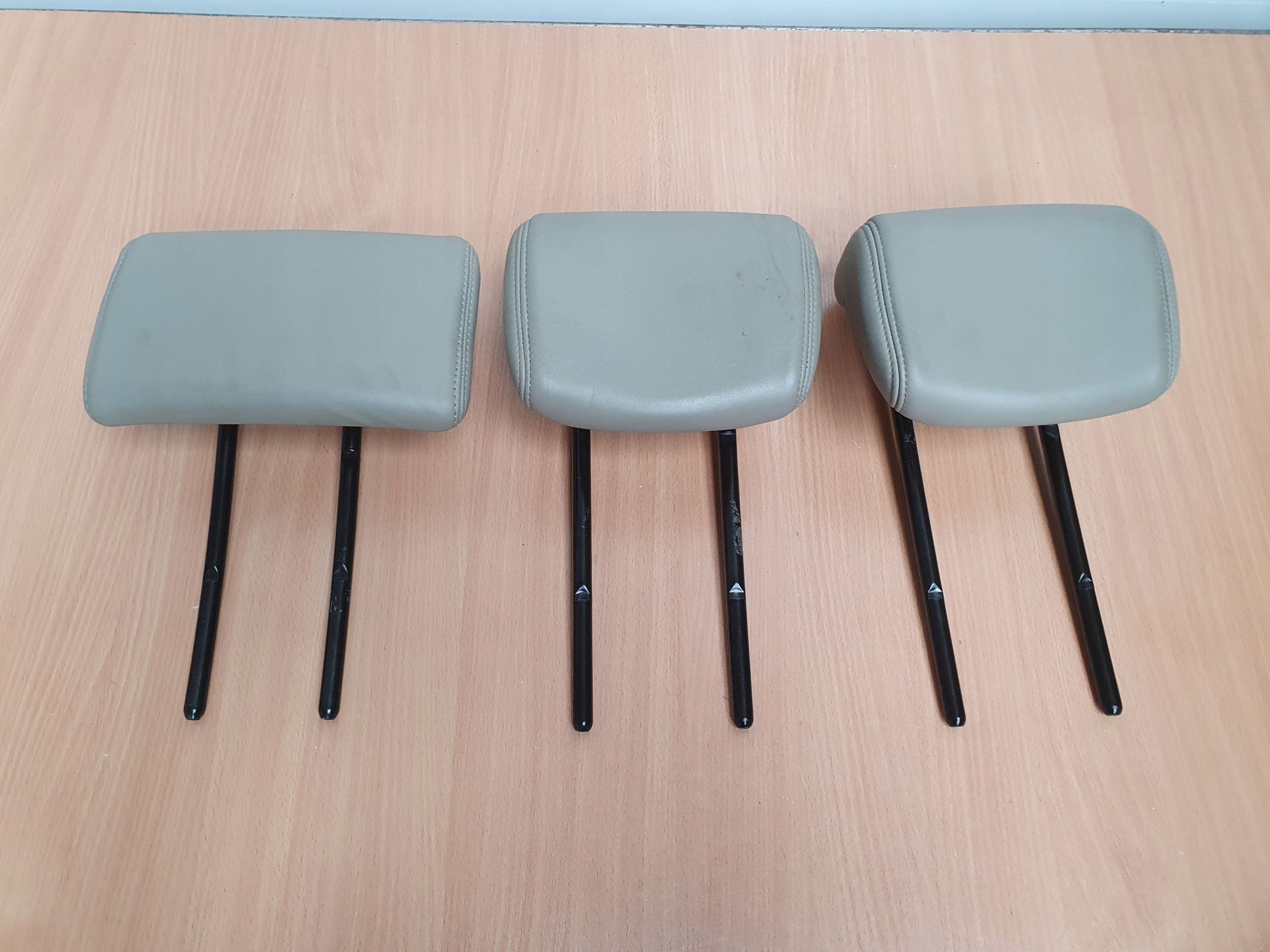 ПІДГОЛІВНИК ЗАДНЯ ШКІРА RENAULT LAGUNA III