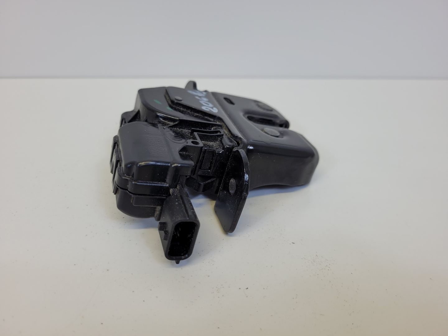 lock bonnet boot Renault Captur 2016 905039428R