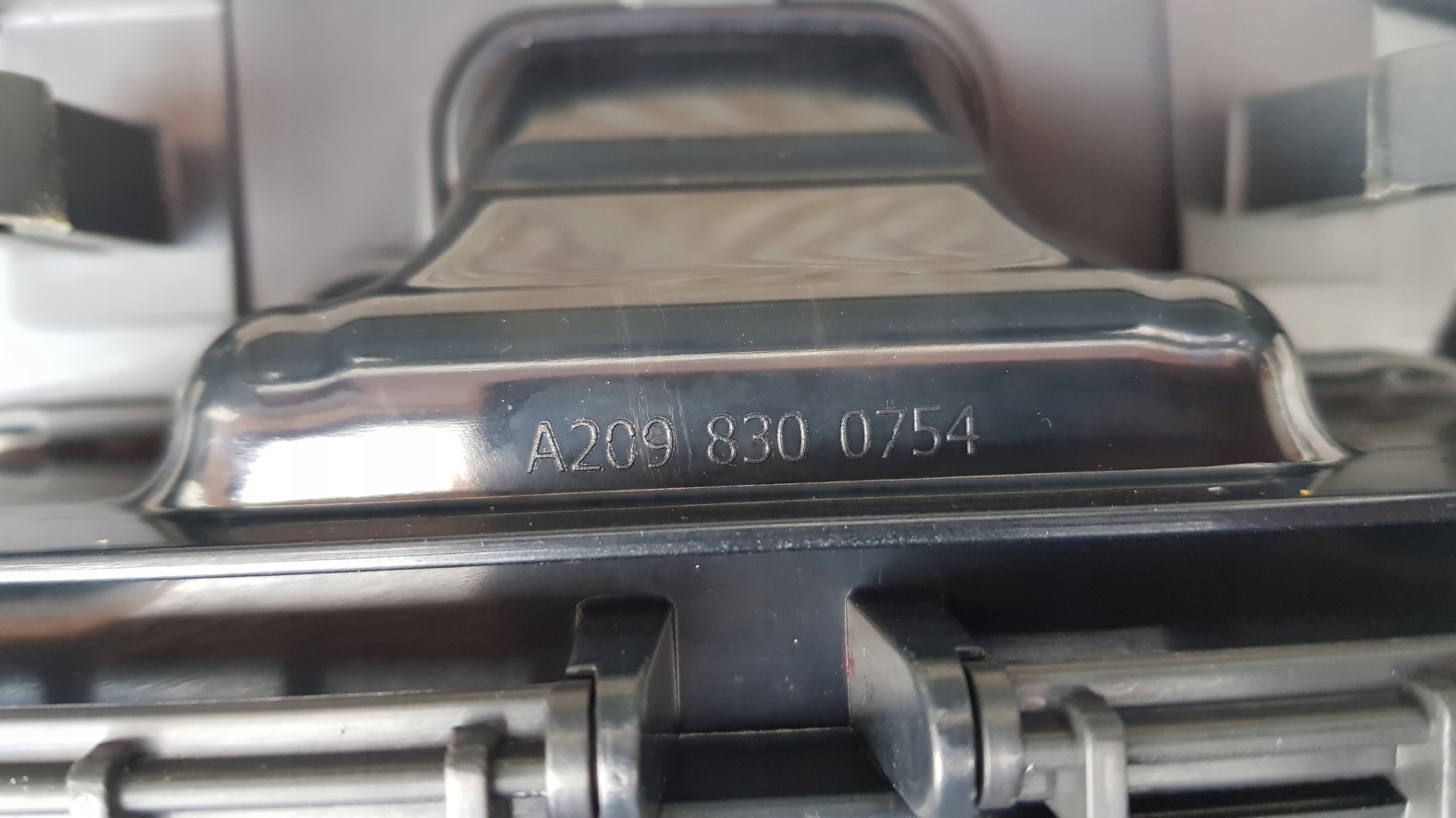 MERCEDES W209 grid consoles central a2098300754