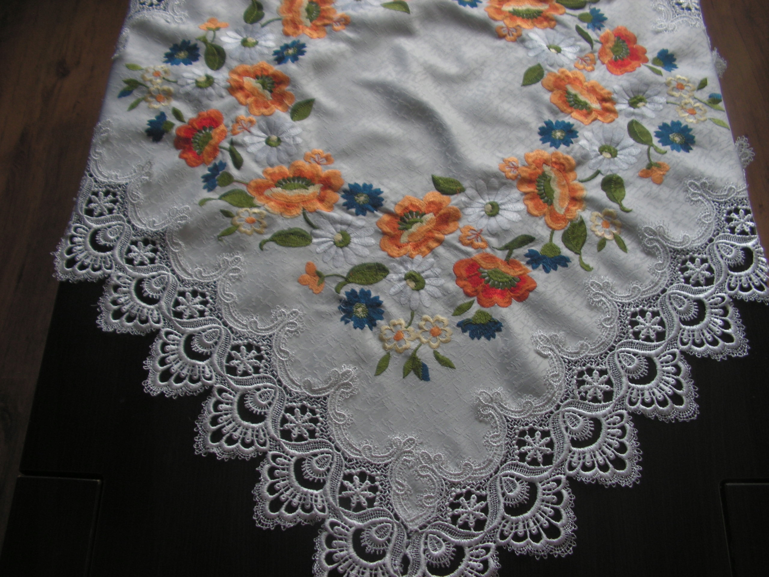 Милая Вышитая Скатерть