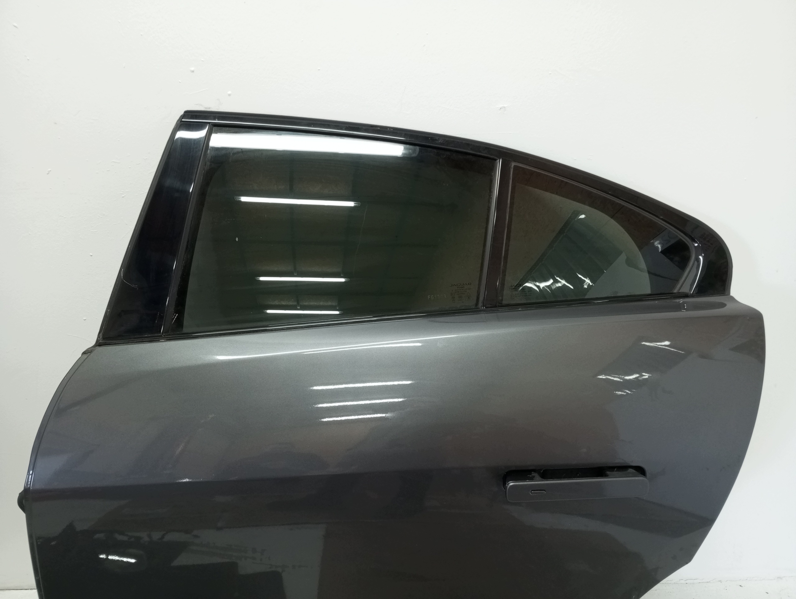 door left rear. JAGUAR and PACE 18R LKH CORRIS GREY