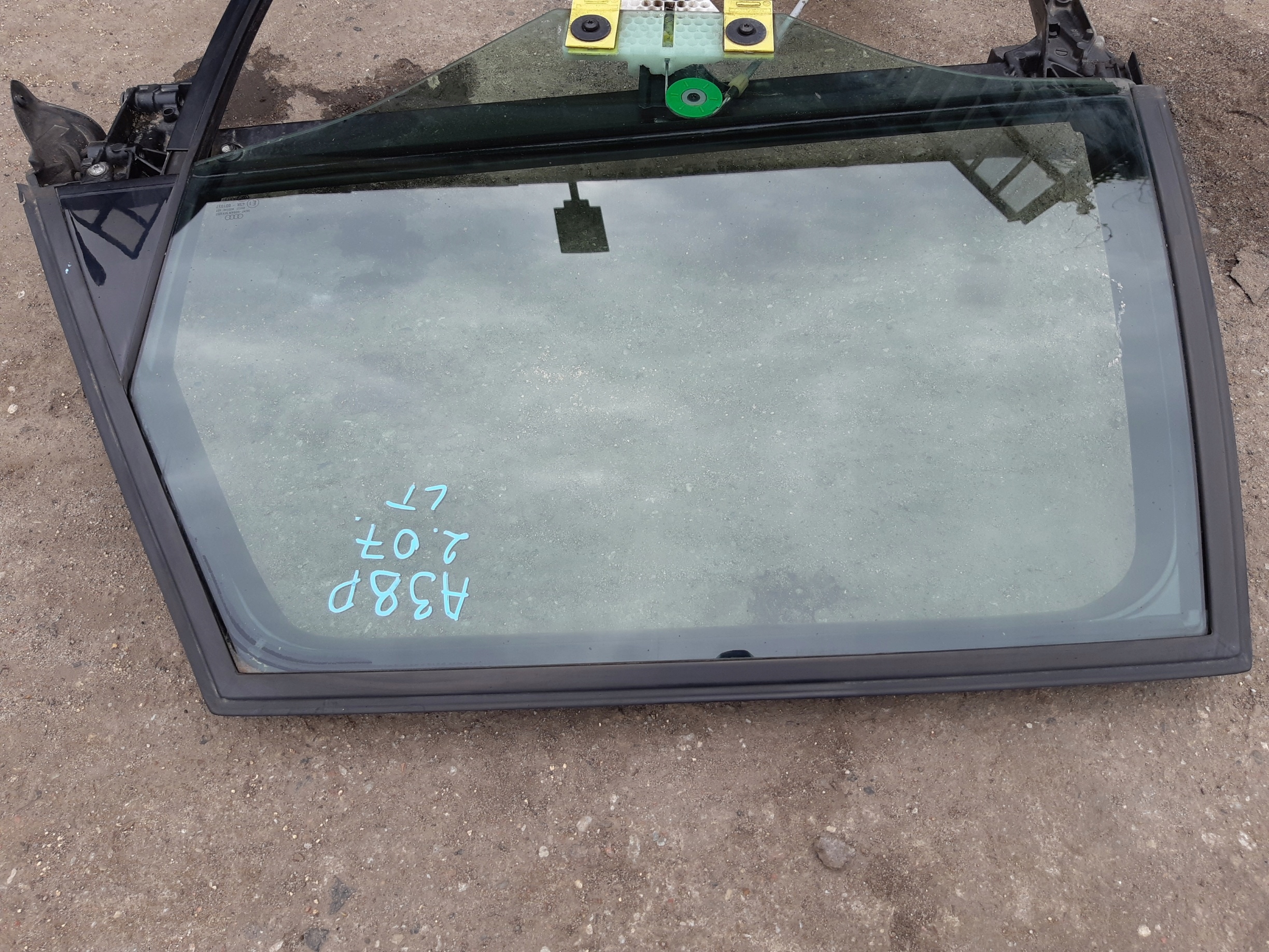 AUDI A3 8P 5D RAMA window side door left rear part