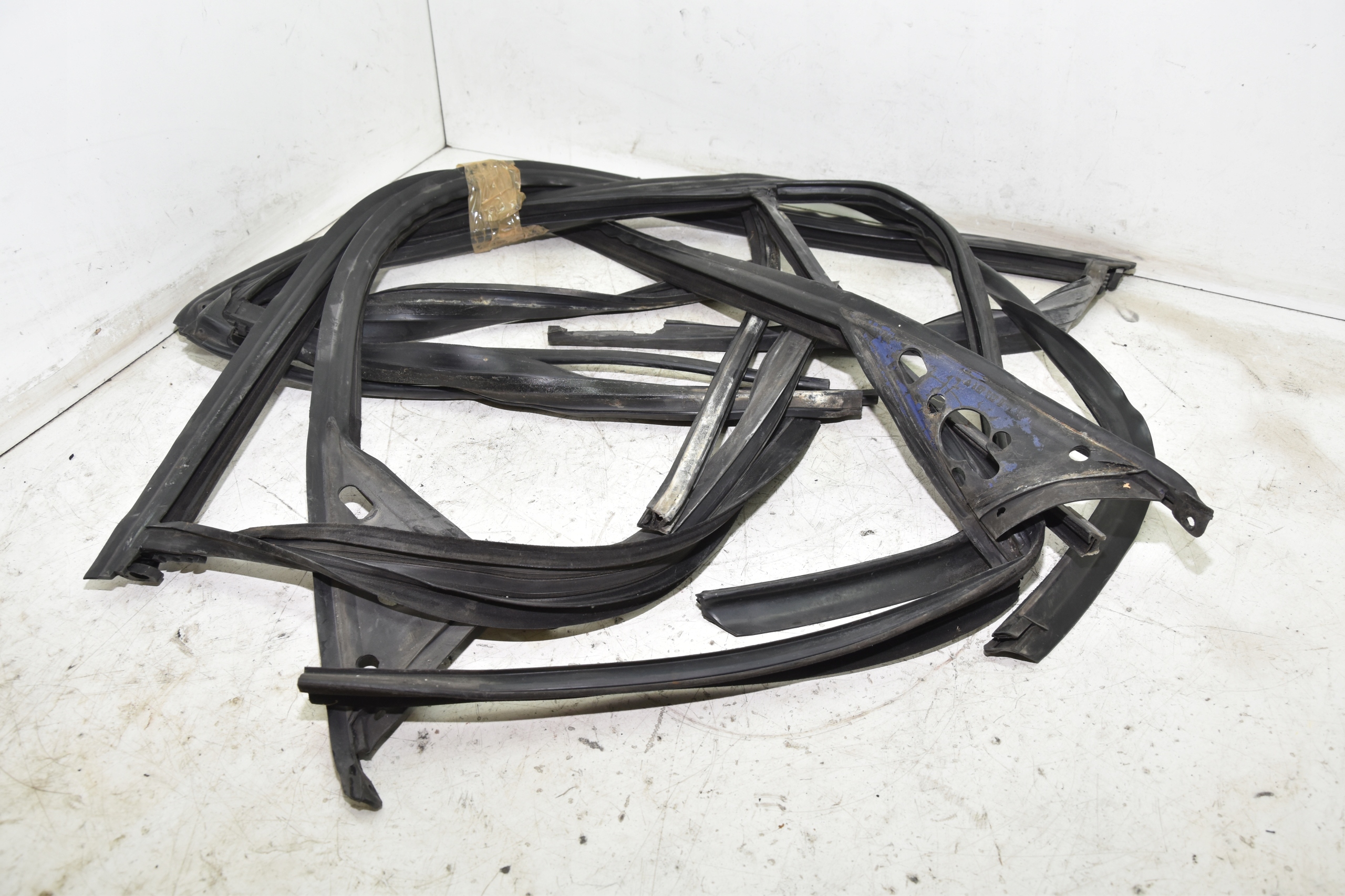 BMW E32 ущільнення скла 4шт АТЕРМІЧНІ раритети