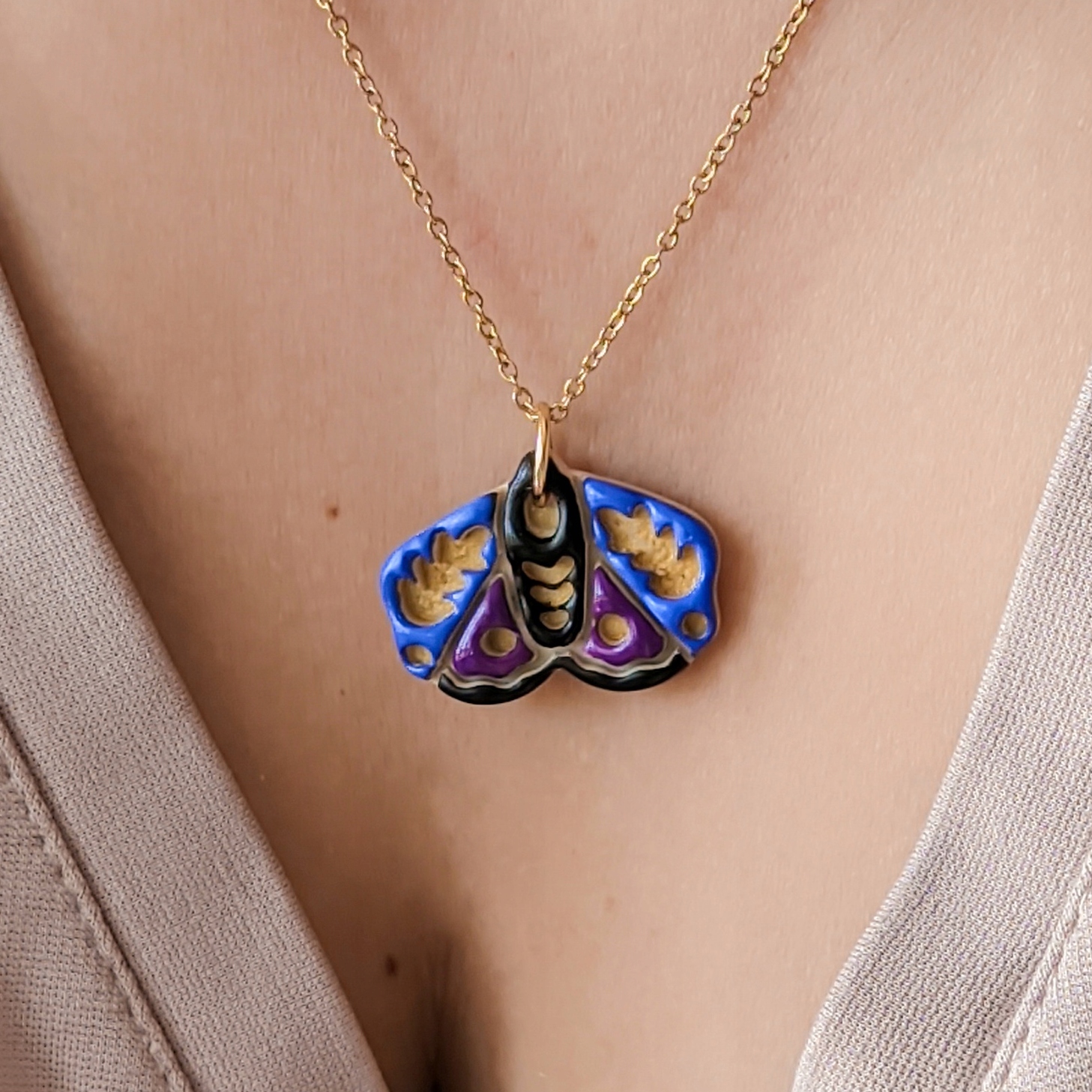 Přívěsek náhrdelník můra, přívěsek s můrou, temná elegance gotická boho