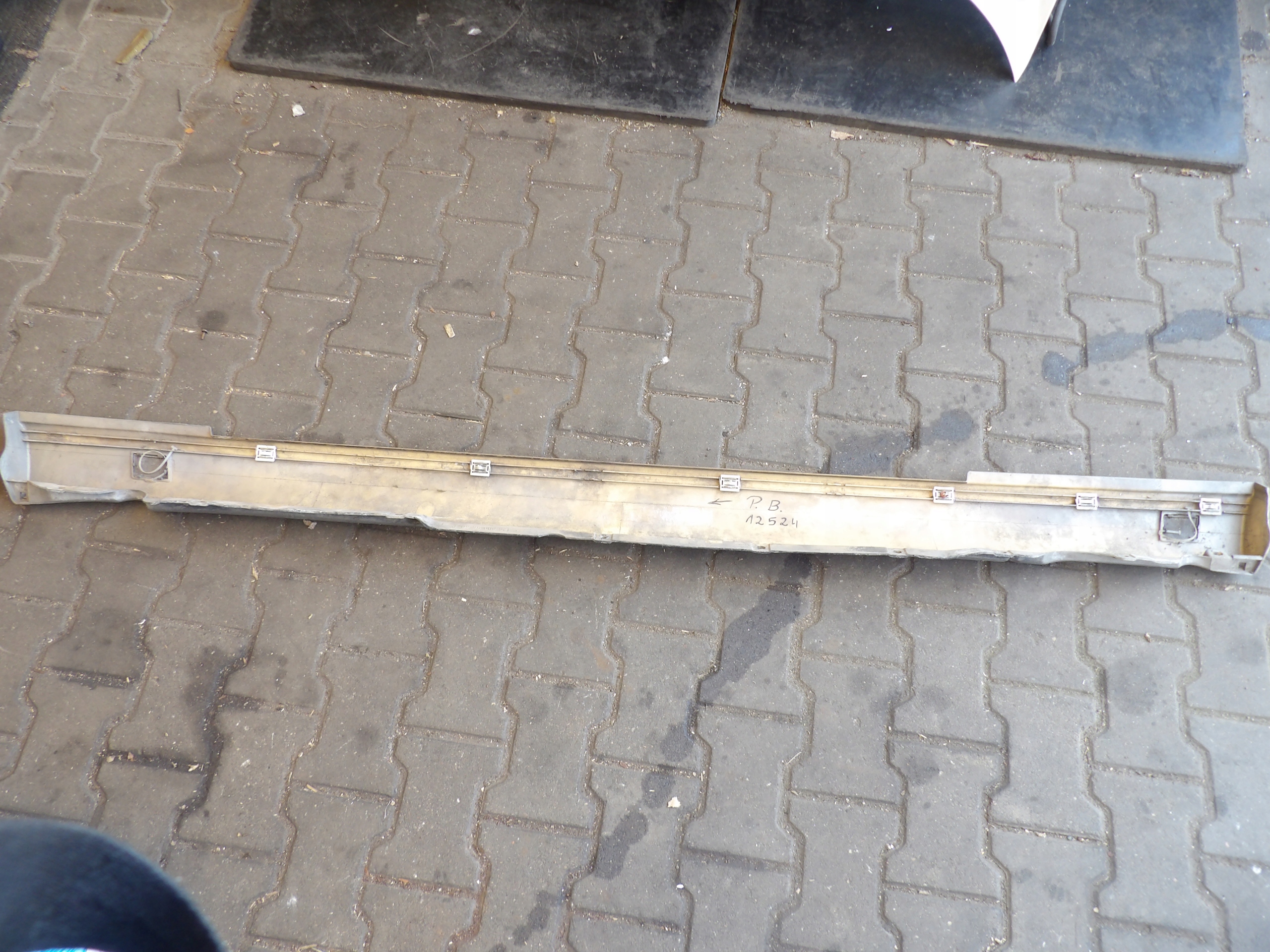 Mercedes W126 Coupe moulding threshold right lak. C273/1