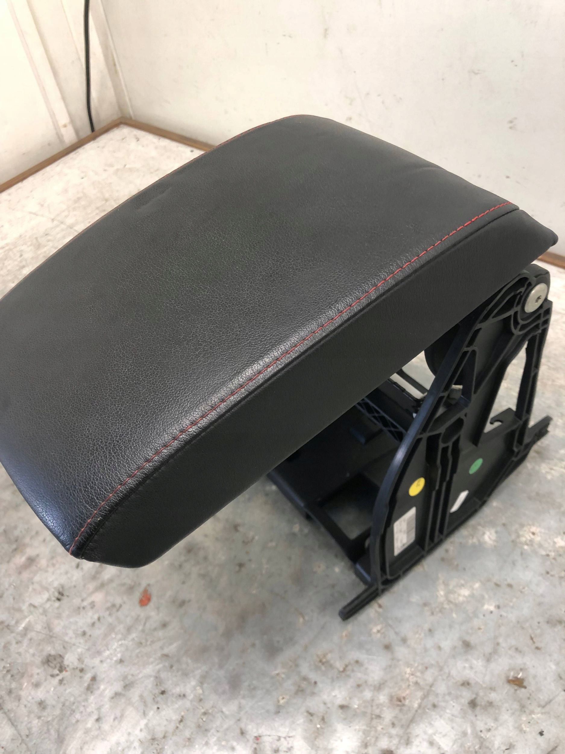 armrest leather SKODA OCTAVIA III VRS KOMBI 5E0864207