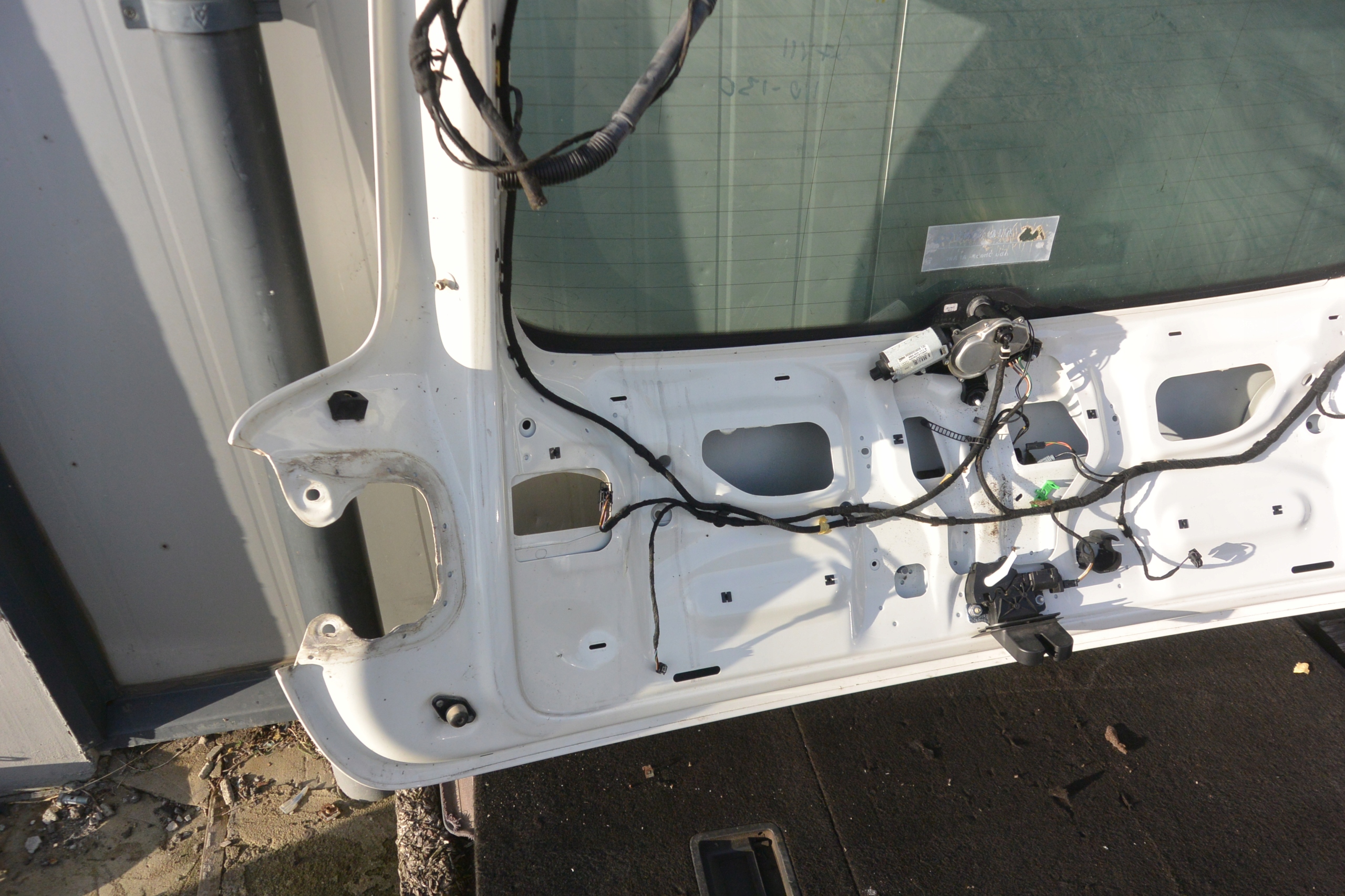 AUDI Q7 4L trunk door boot LR9A window