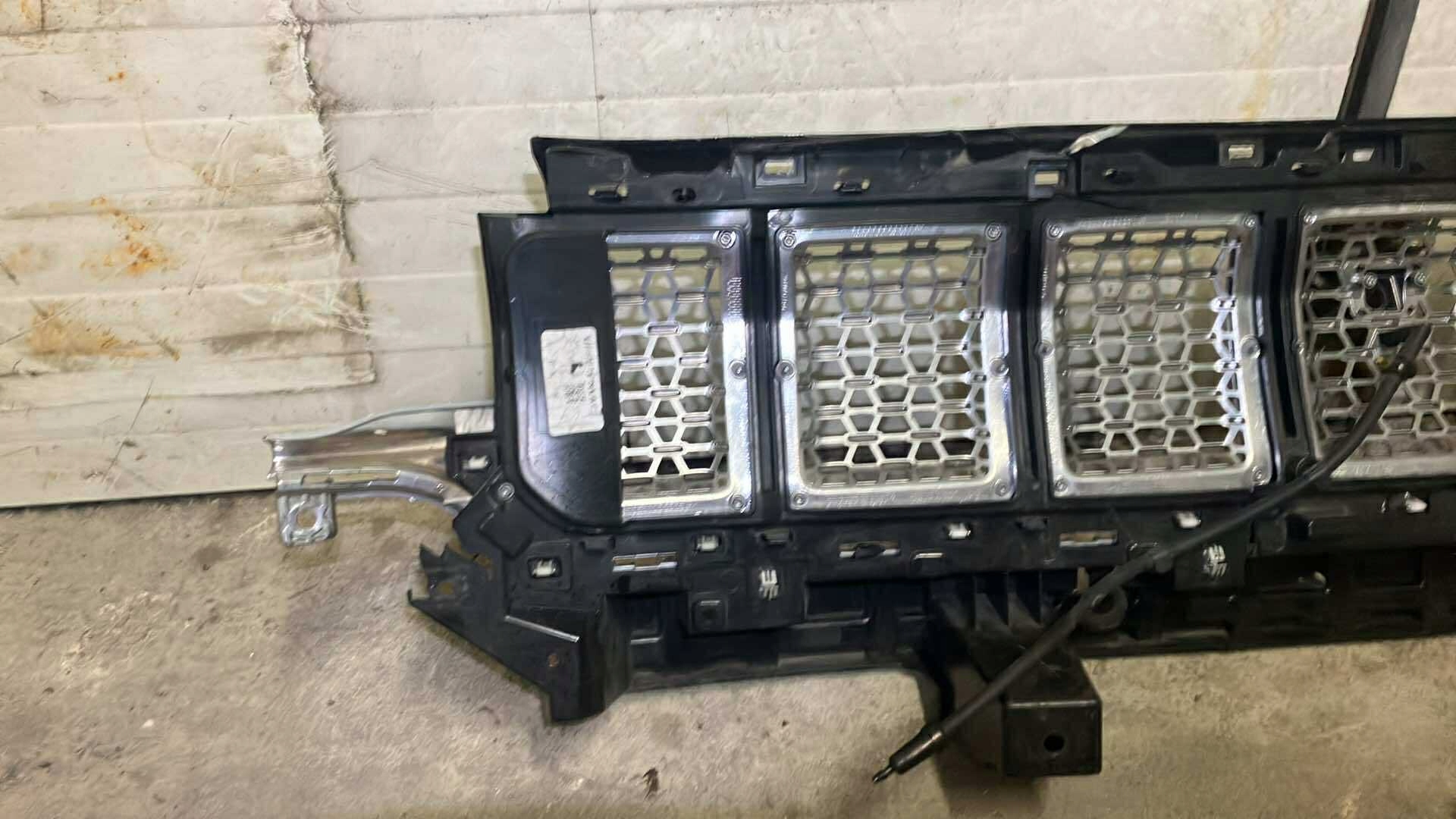 решетка радиатора WAGONEER 22-24R