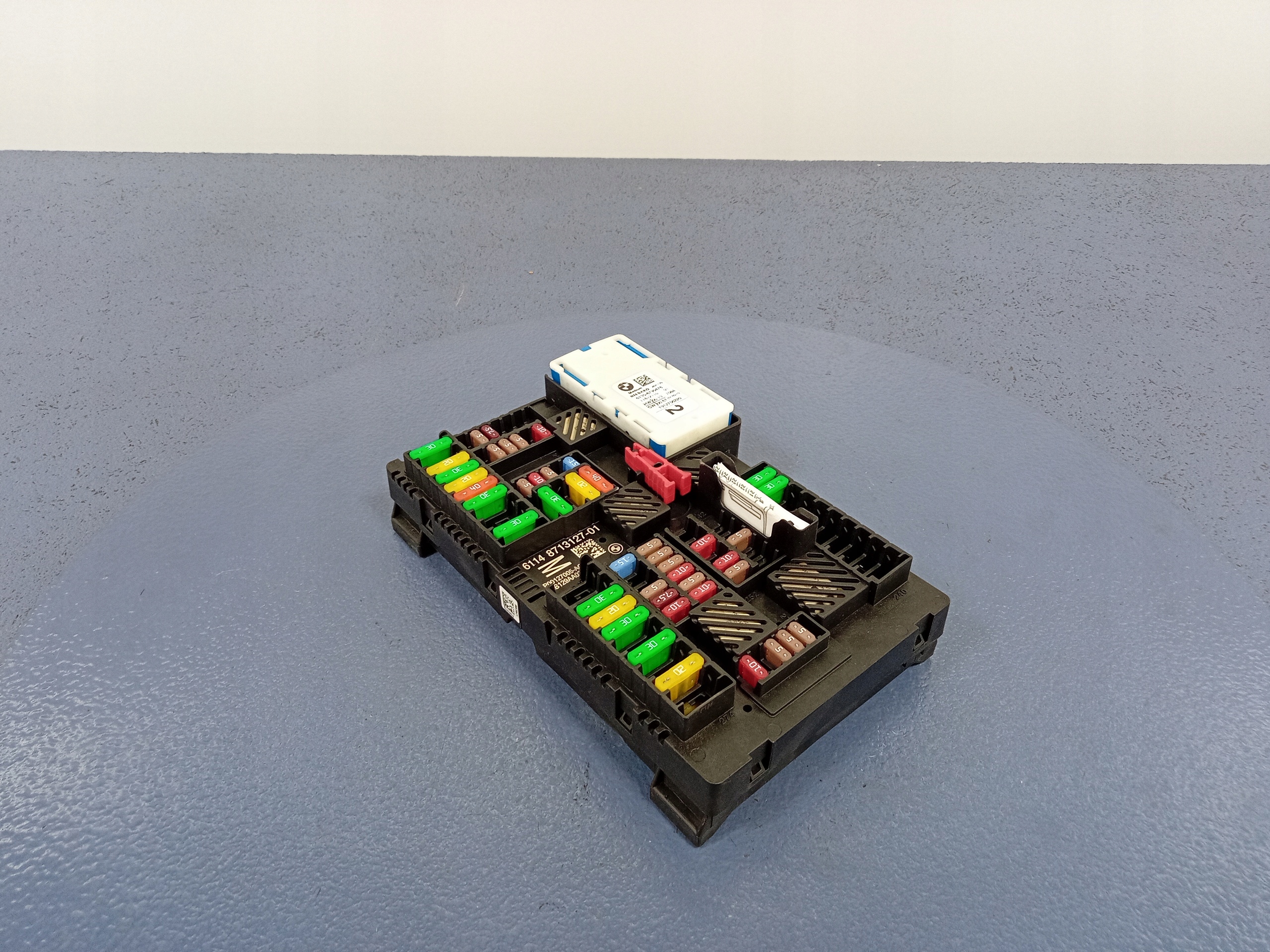 BMW 5 G30 G31 F90 SKRZYNKA BEZPIECZNIKÓW 8713127