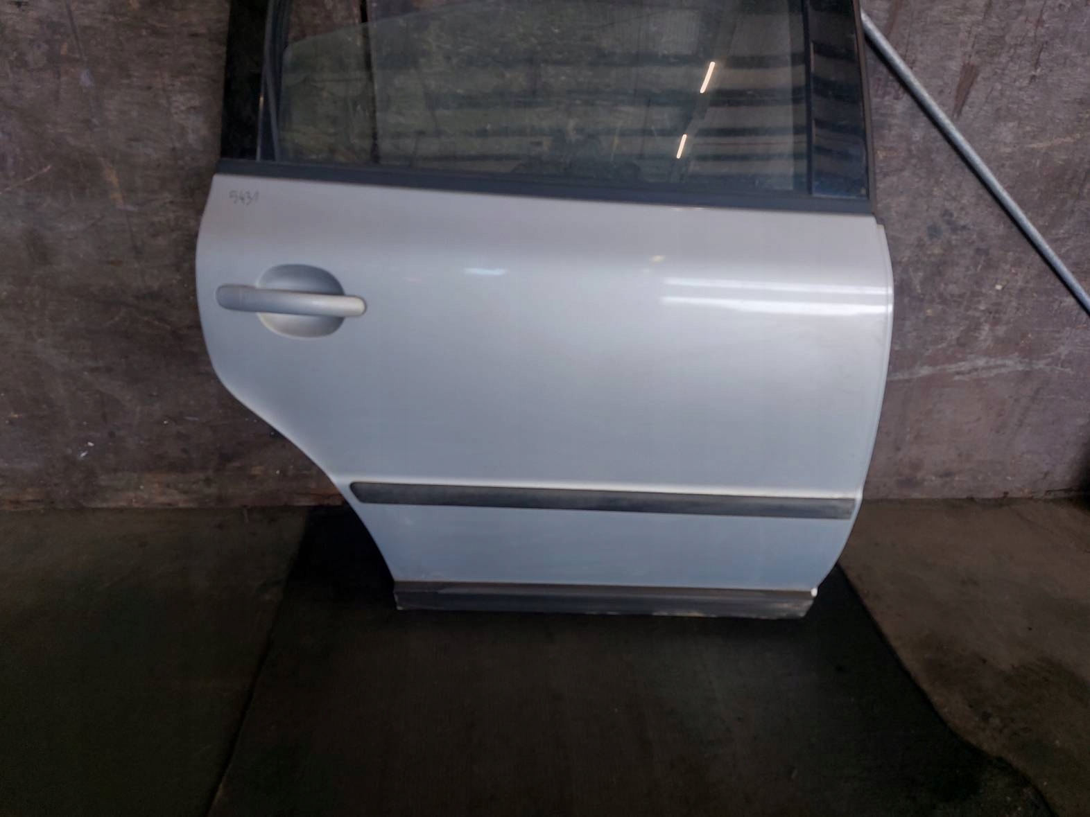 DRZWI KOMPLETNE PRAWY TYŁ VW PASSAT B5 SEDAN LB7Z Stan opakowania zastępcze