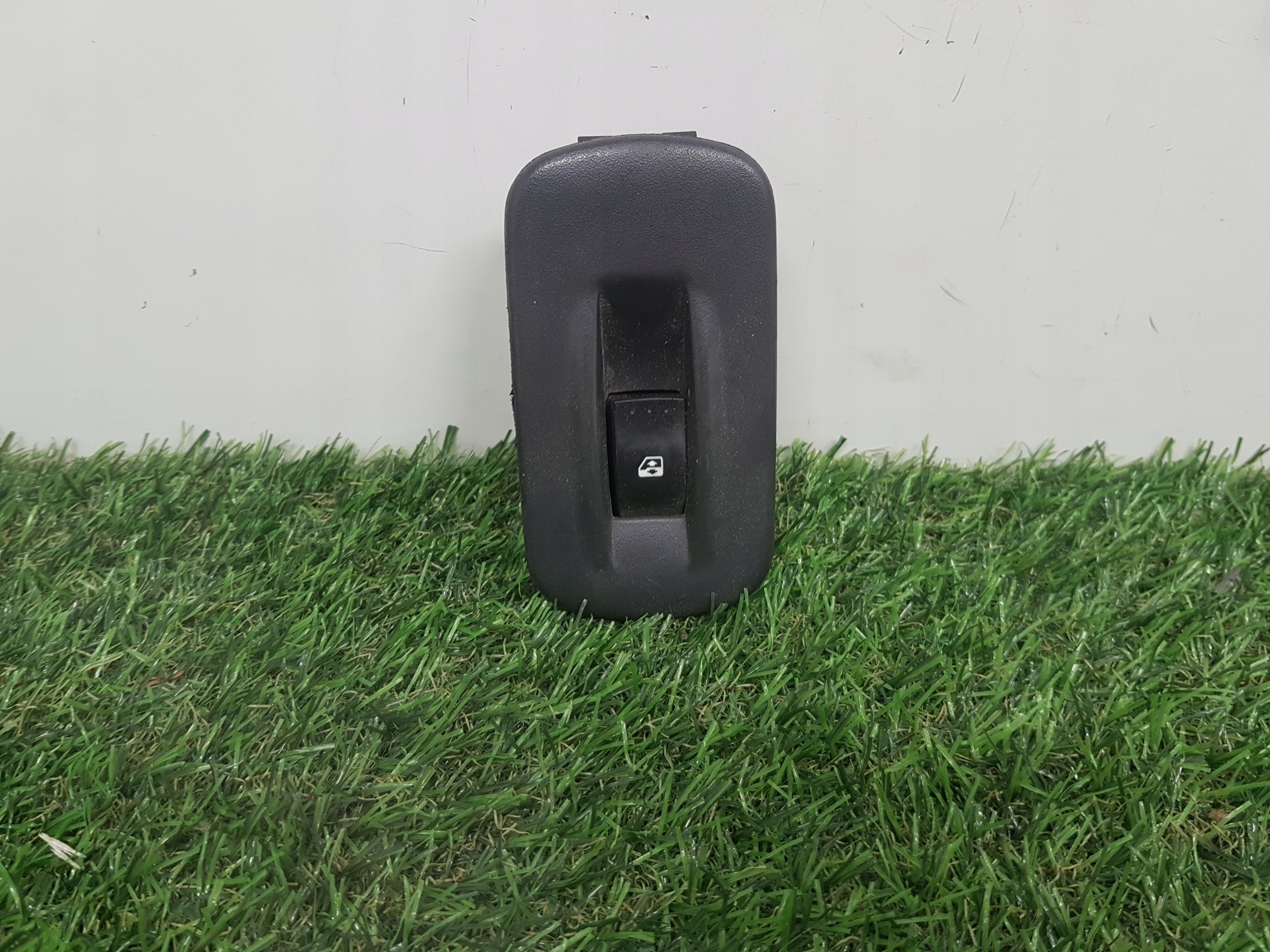 control panel windows of the passenger right front RENAULT TRAFIC 2 8200011870