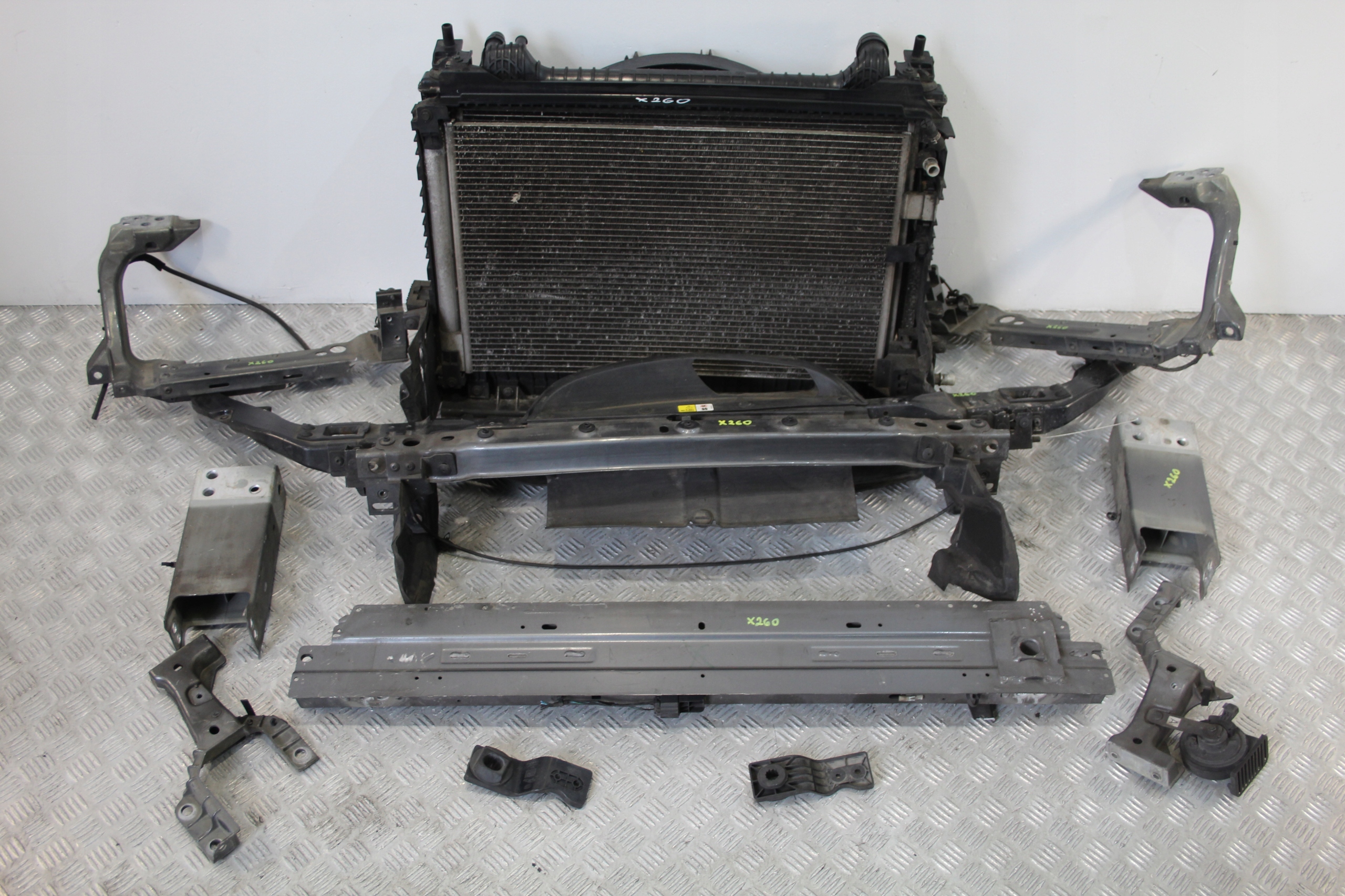 PAS PRZEDNI CHŁODNICE JAGUAR XF II 2 X260