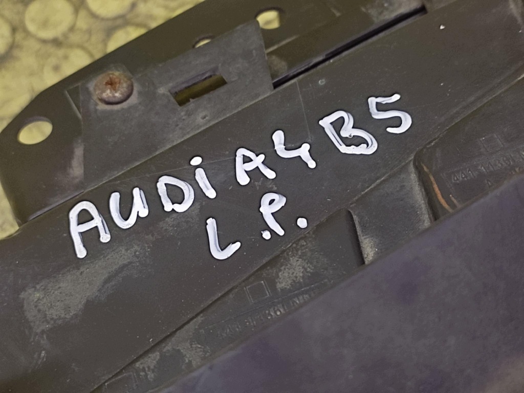AUDI A4 B5 REFLEKTOR Licht links vorne