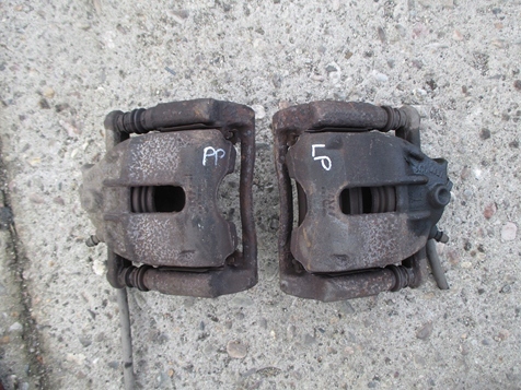 MICRA K12 03- ZACISK HAMULCOWY LEWY PRZÓD + JARZMO