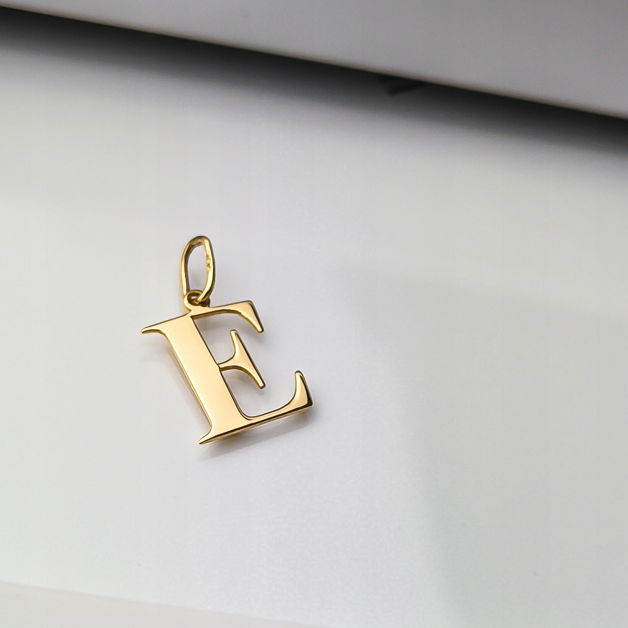 Zlatý přívěsek s písmenem E – pr.585