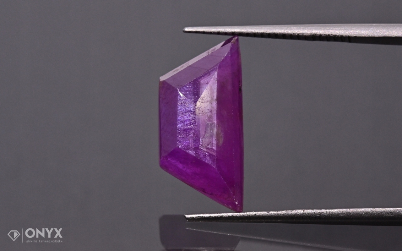 Rubín fazetovaná rozeta nepravidelná 15x7 mm