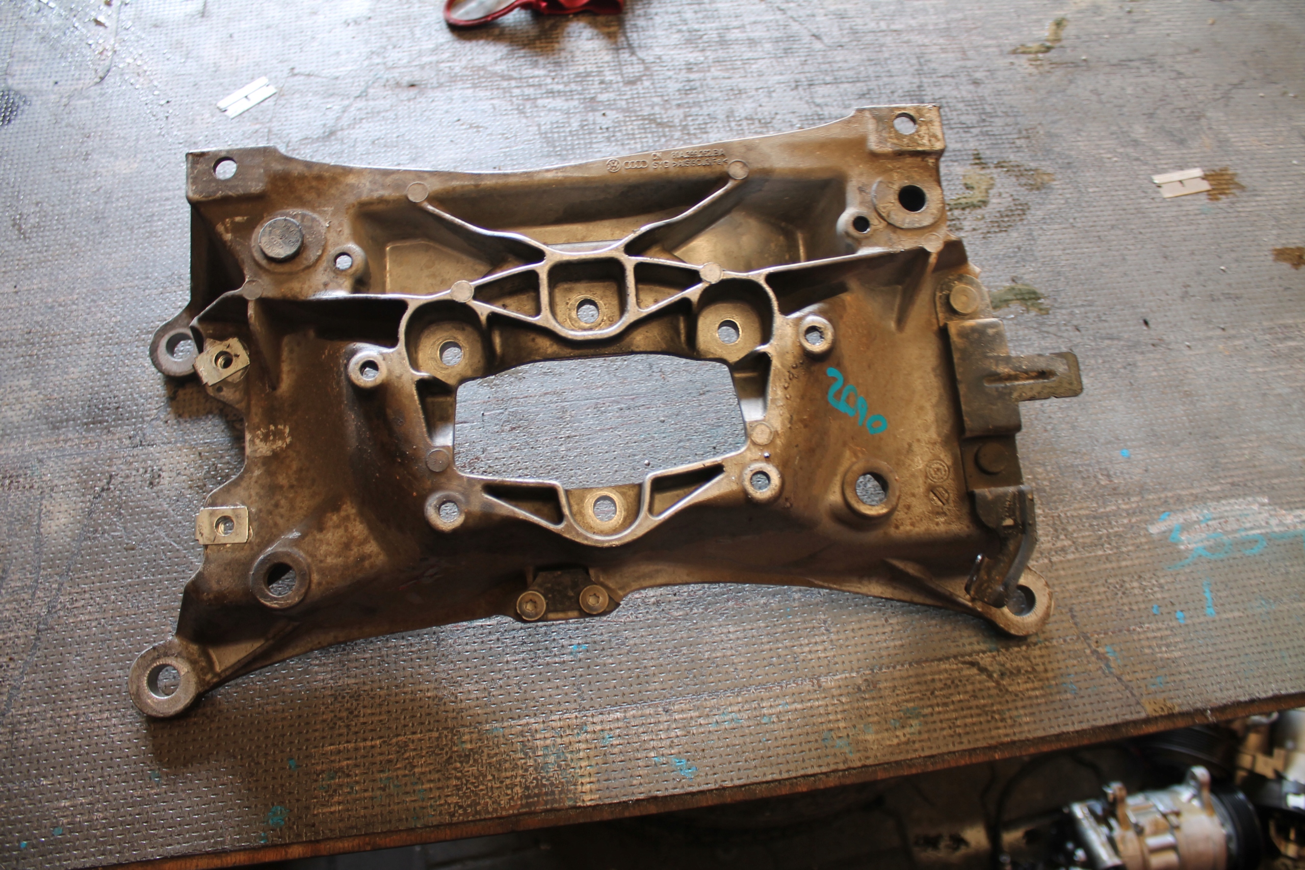 2090. Supporto cambio ingranaggi AUDI 80A399262BA