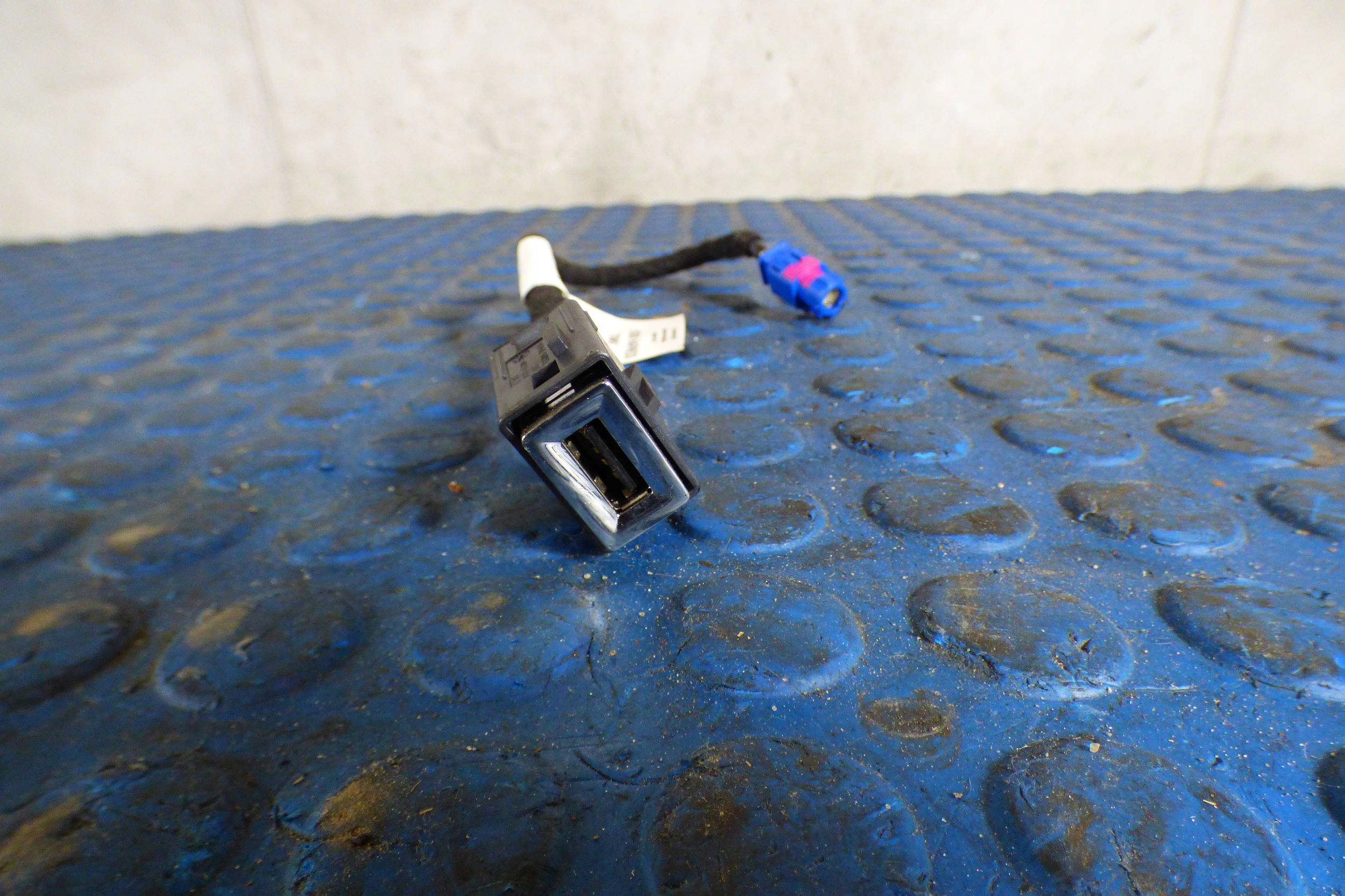 Peugeot 308 T9 II adapter USB 9826717080