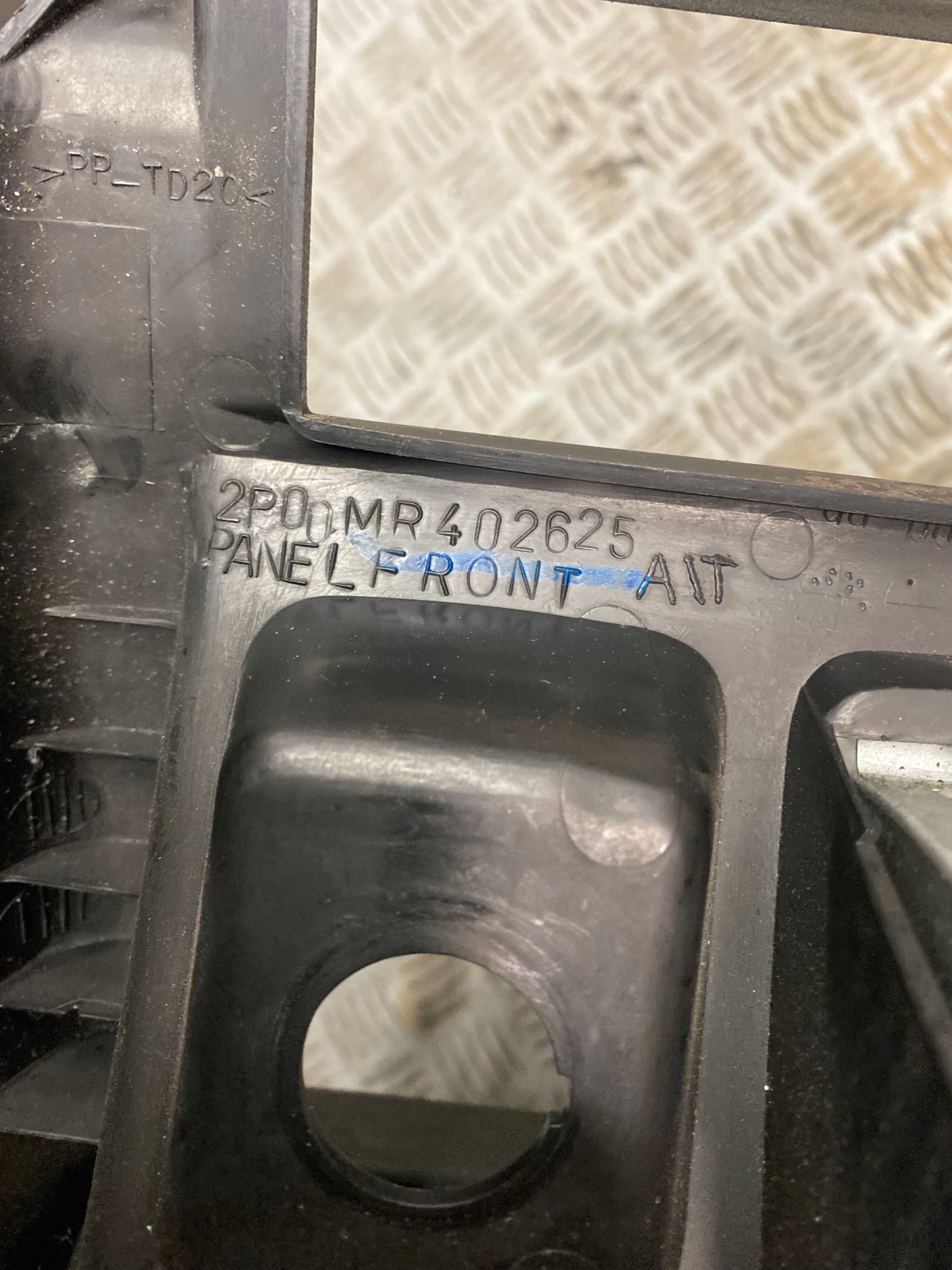 Pajero III 99-06 панель середина