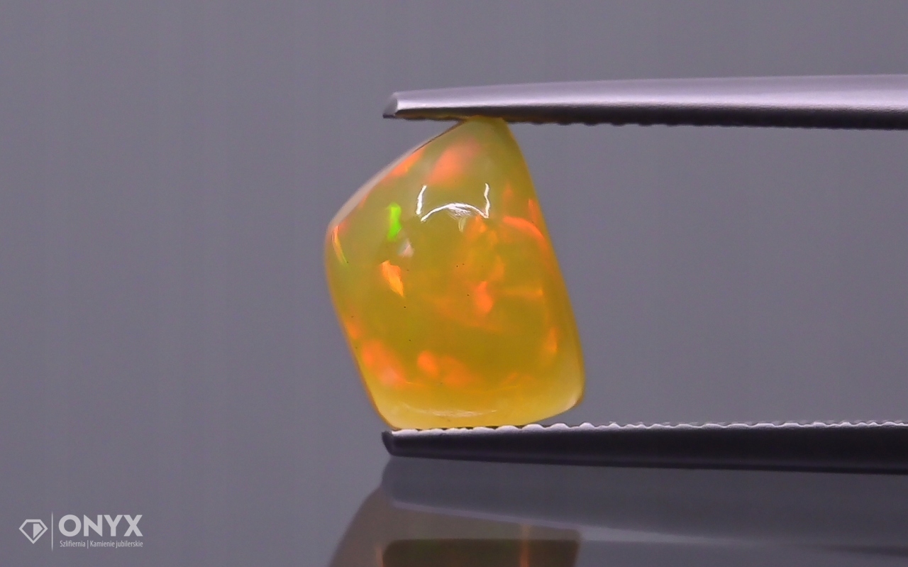 Opál z Etiopie kabošon nepravidelný 9,5x7 mm