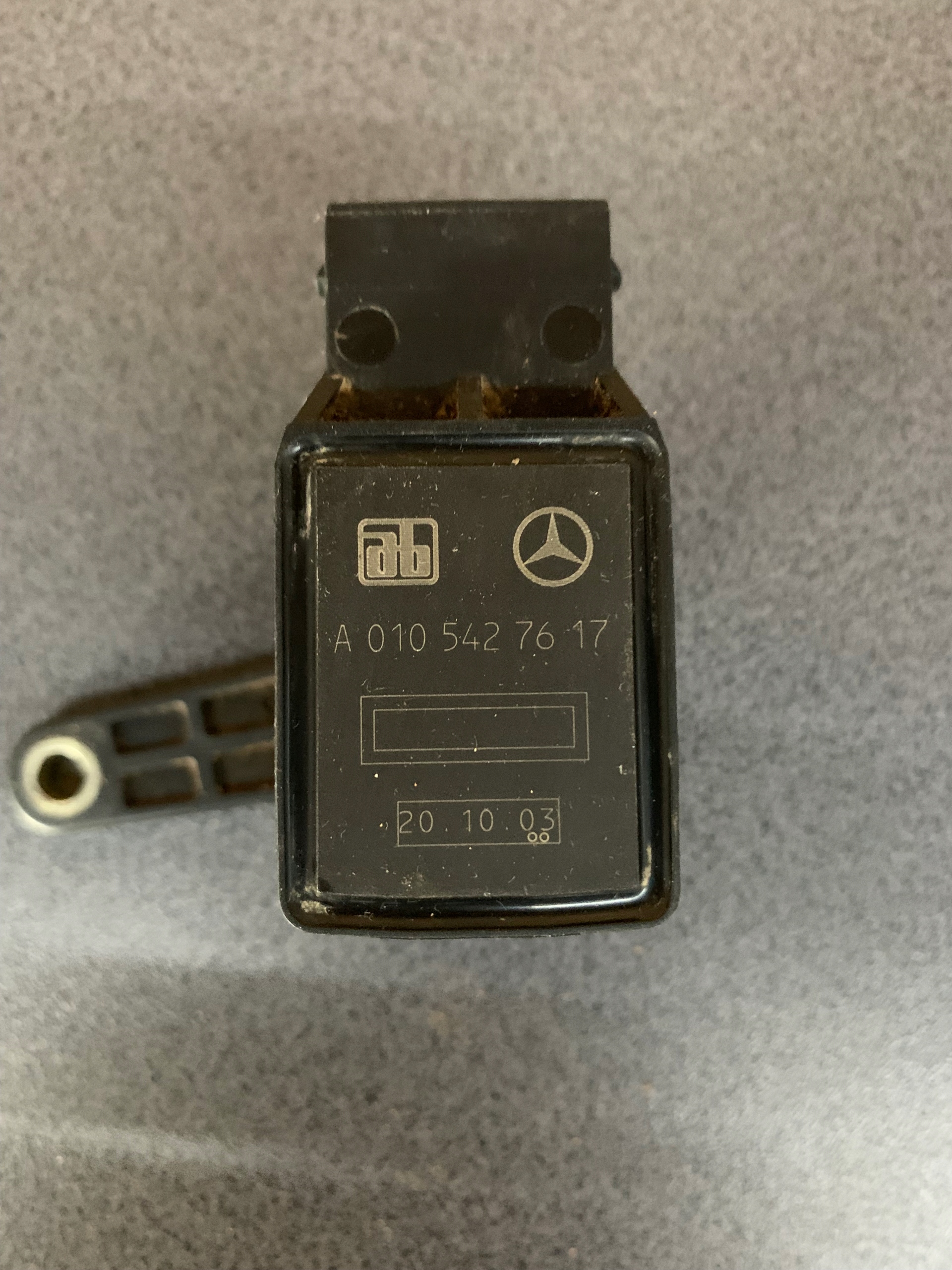 A0105427617 - Держатель крепления аккумулятора MERCEDES W211