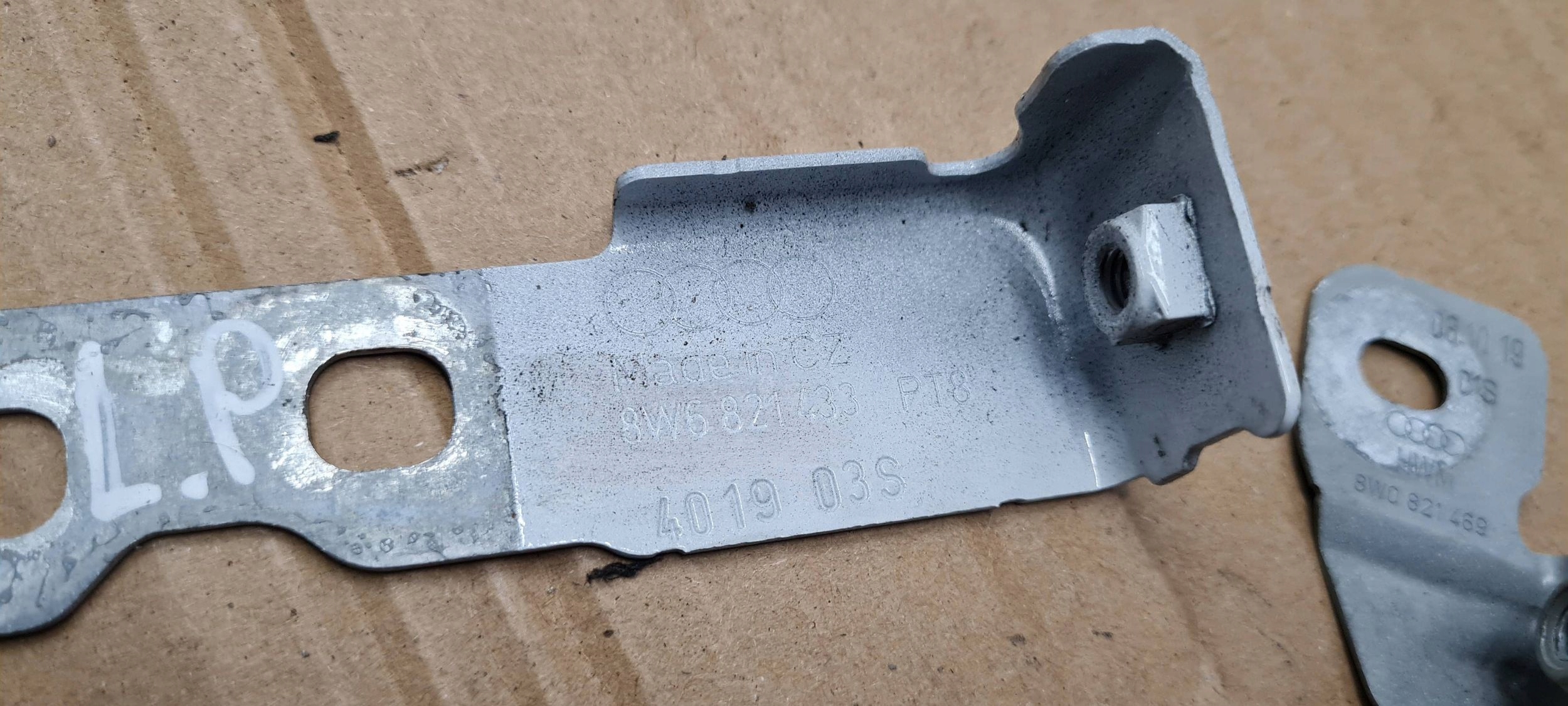 A5 8W S5 bracket holder of a fender hook left front LS9R 8W6821433
