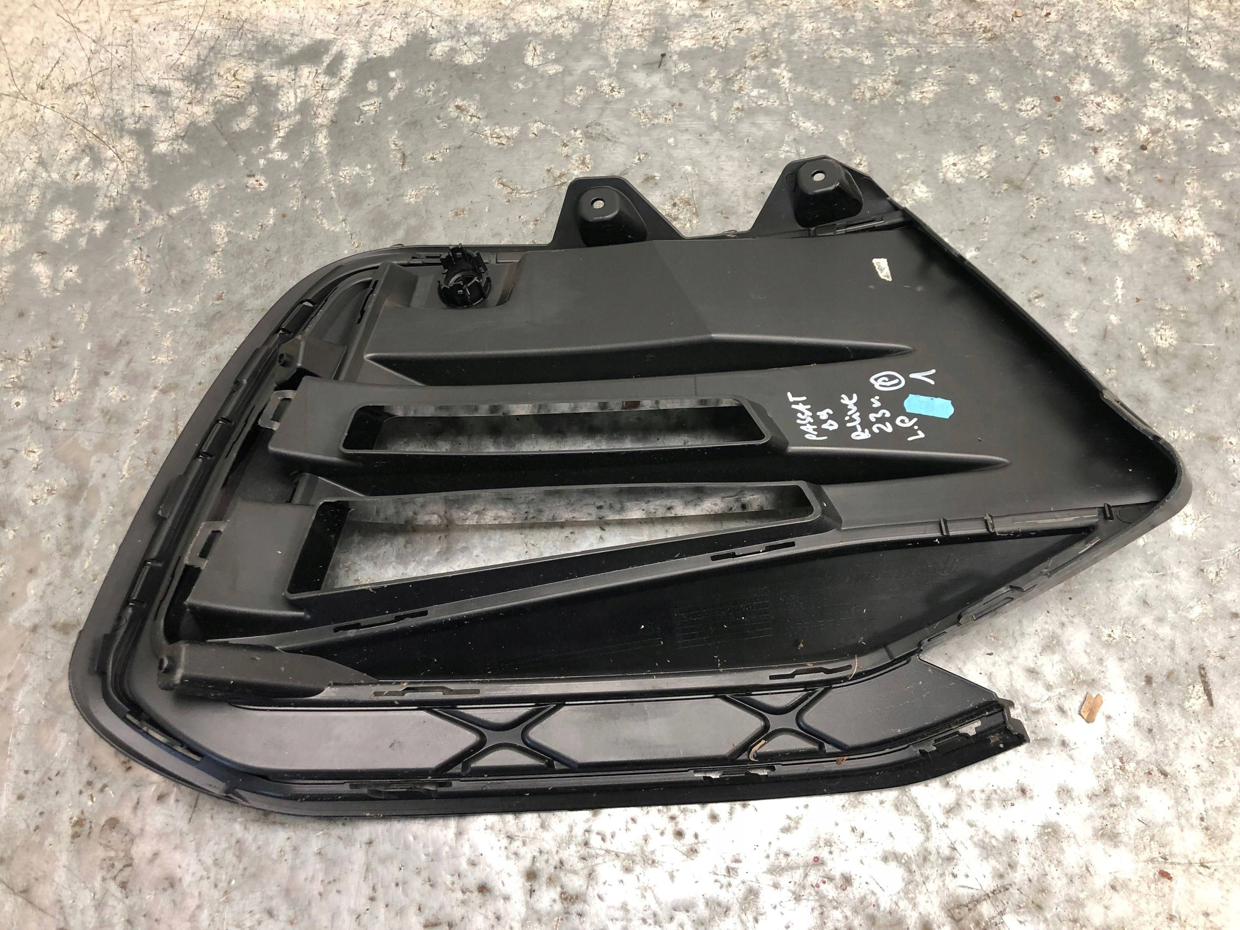 grid of a bumper left front R-LINE VW PASSAT B9 3J0853665E