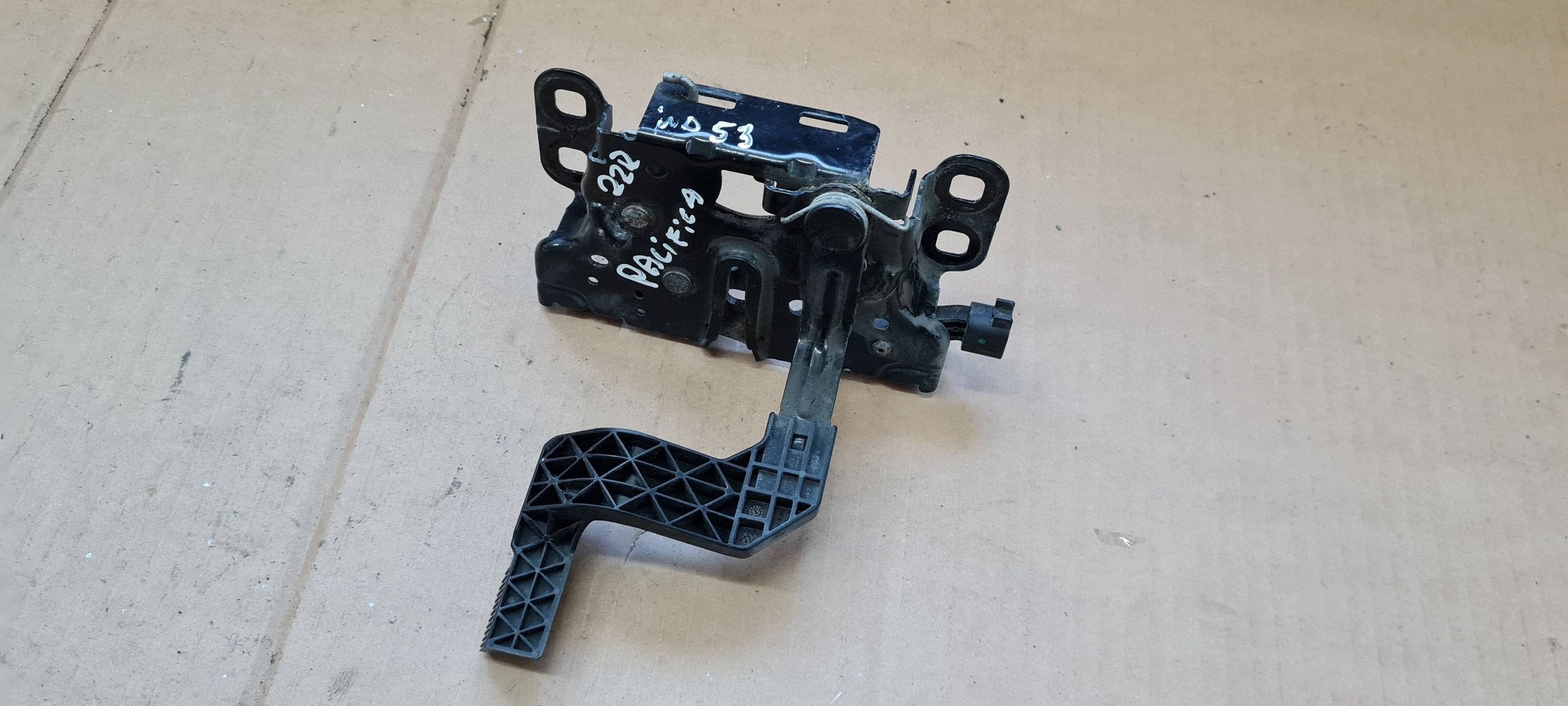Chrysler Pacifica 2022 RYGIEL bonnet latch lock front front 68237953AF