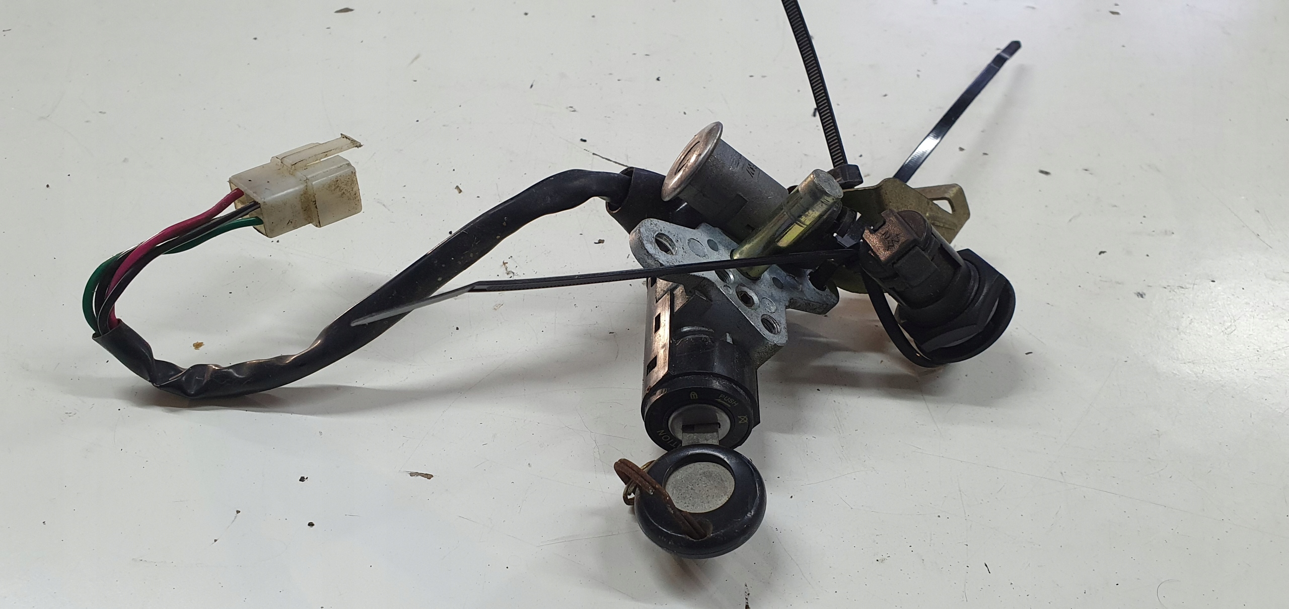 CF MOTO WALLSTREET 125 КЛЮЧ ЗАЖИГАНИЯ + КЛЮЧ ВСТАВКИ