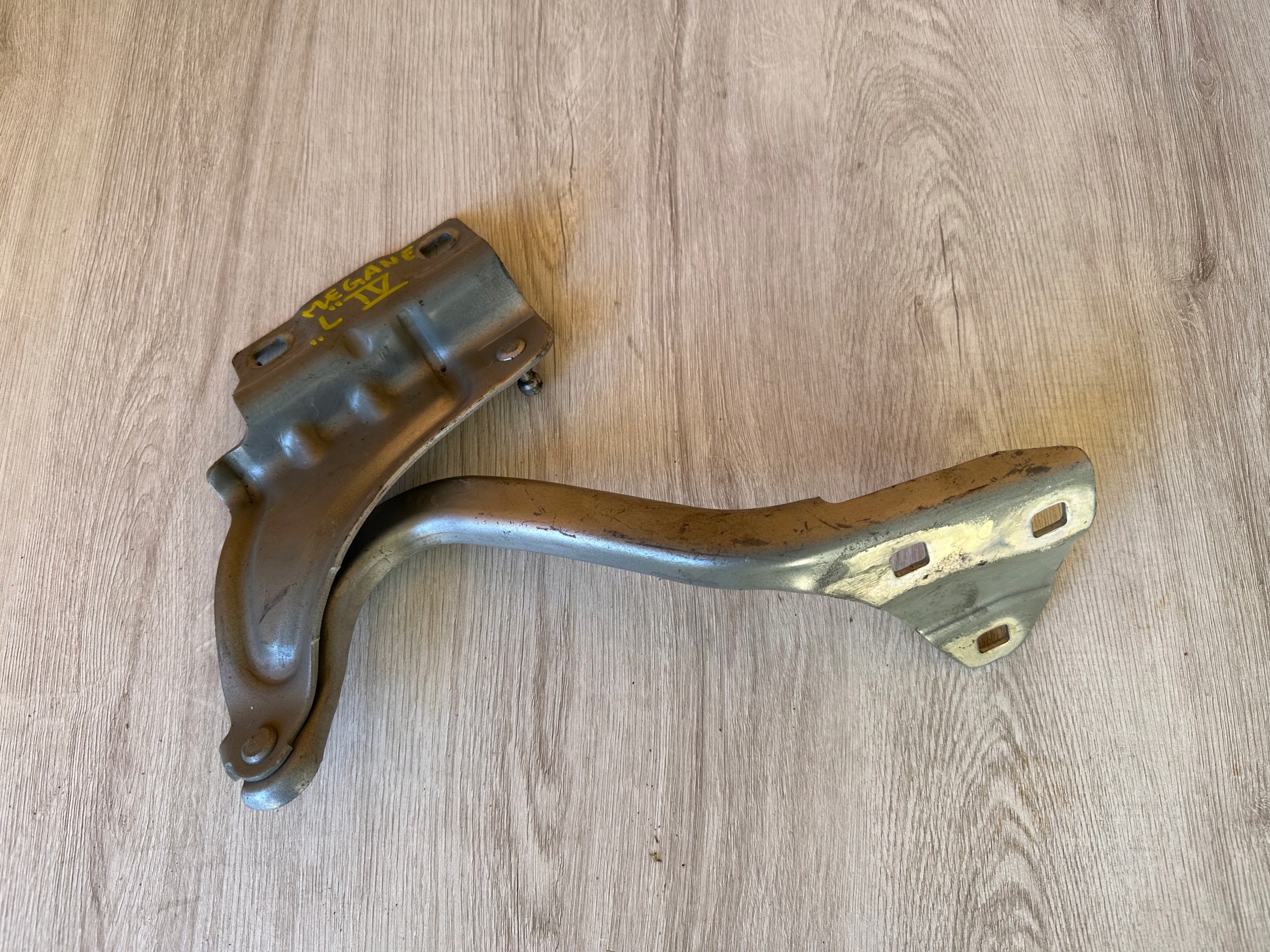 654012880R - ПЕТЛЯ КАПОТА ЛЕВАЯ RENAULT MEGANE IV
